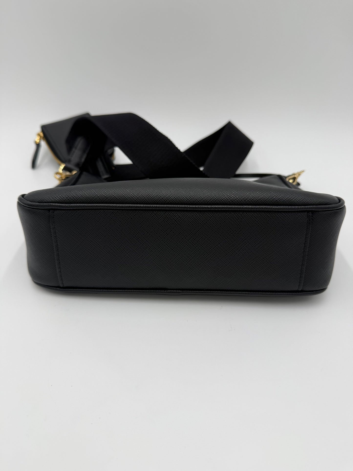 Prada Re-Edition 2005 Borsa a Tracolla in Pelle Saffiano Nera - Pally Vintage Closet