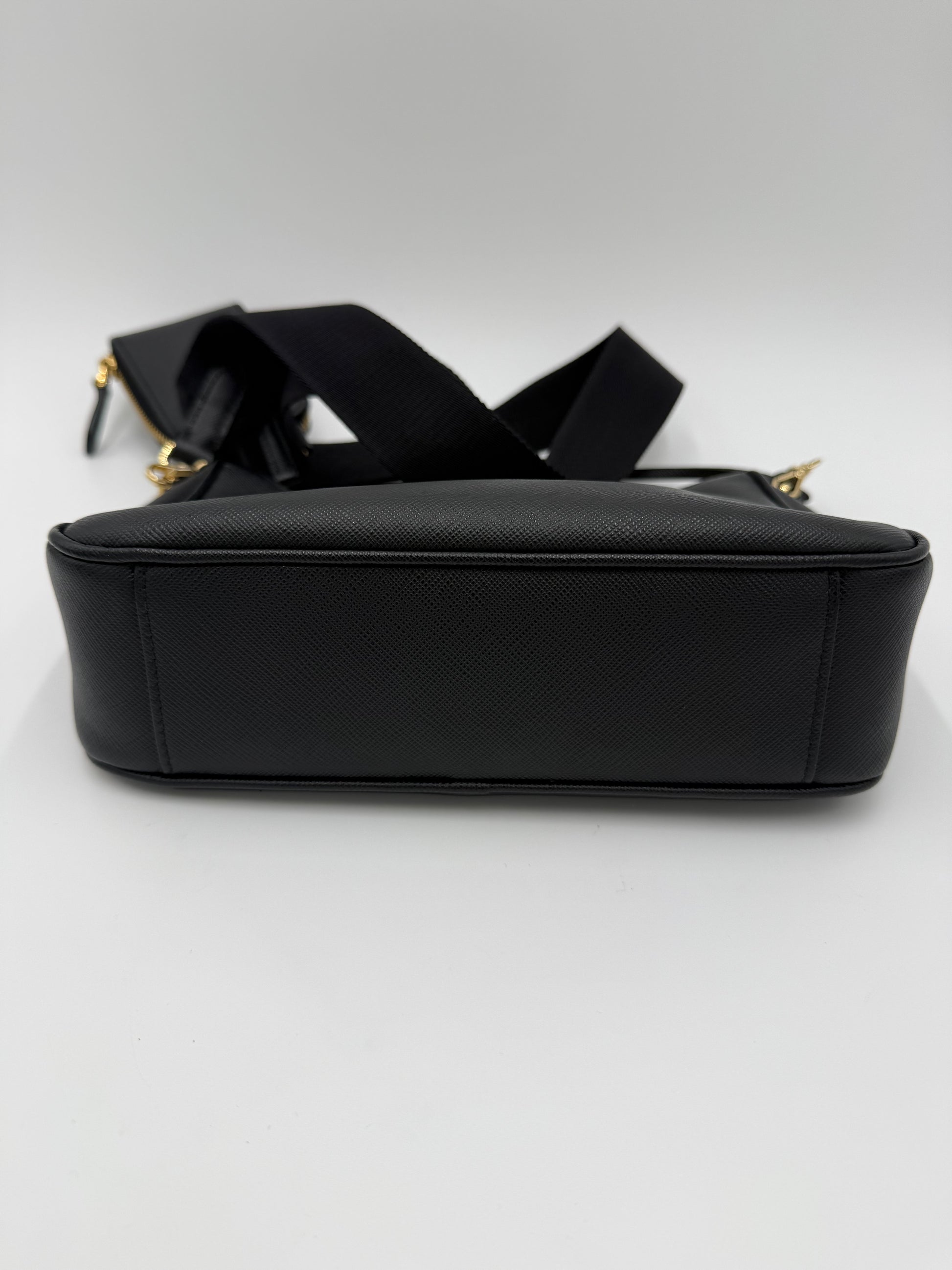 Prada Re-Edition 2005 Borsa a Tracolla in Pelle Saffiano Nera - Pally Vintage Closet