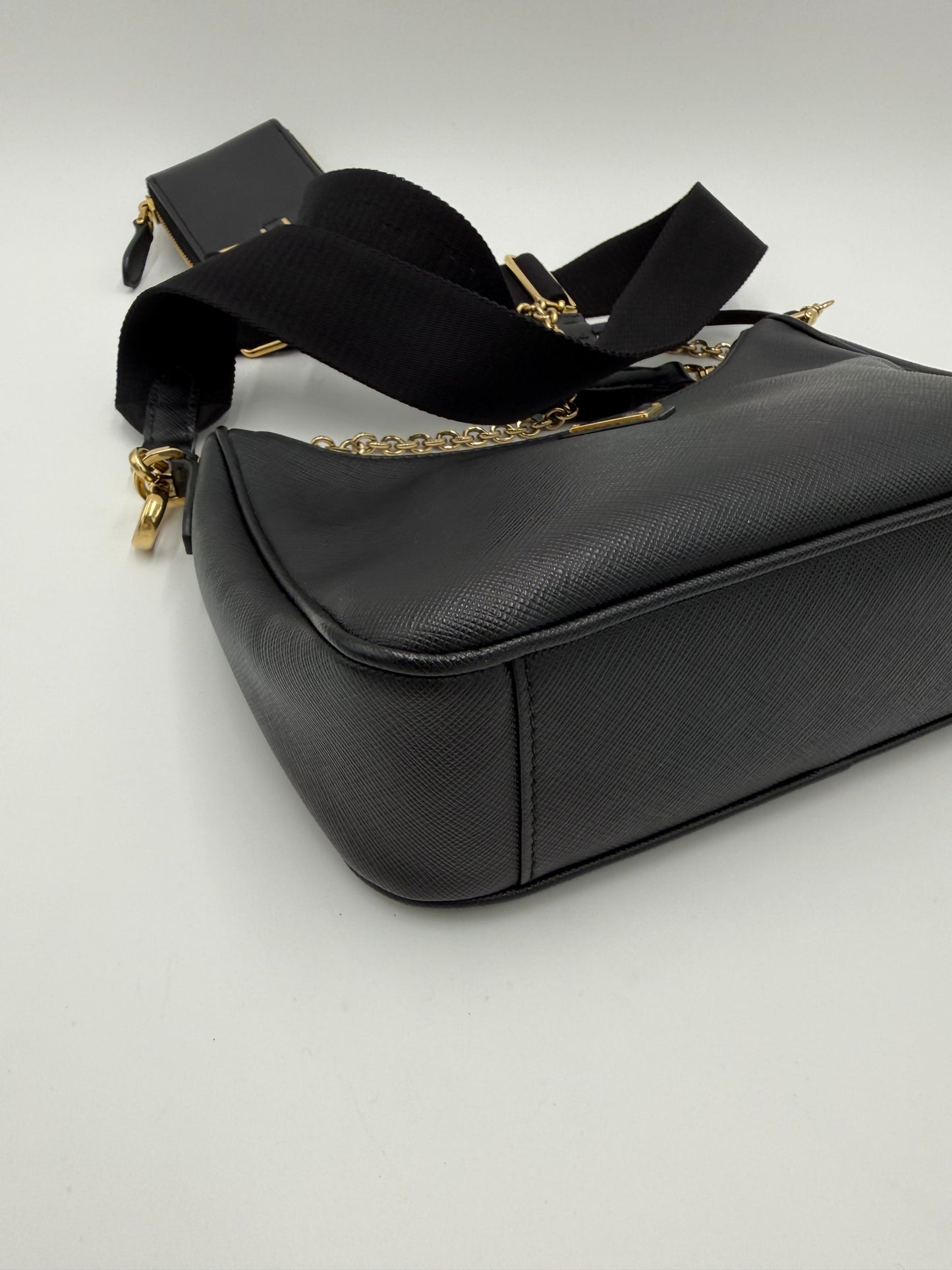 Prada Re-Edition 2005 Borsa a Tracolla in Pelle Saffiano Nera - Pally Vintage Closet