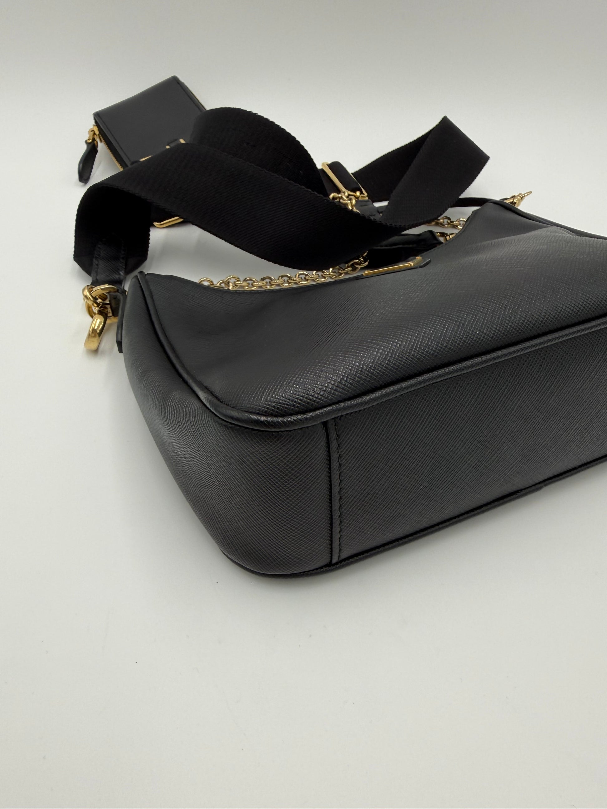 Prada Re-Edition 2005 Borsa a Tracolla in Pelle Saffiano Nera - Pally Vintage Closet