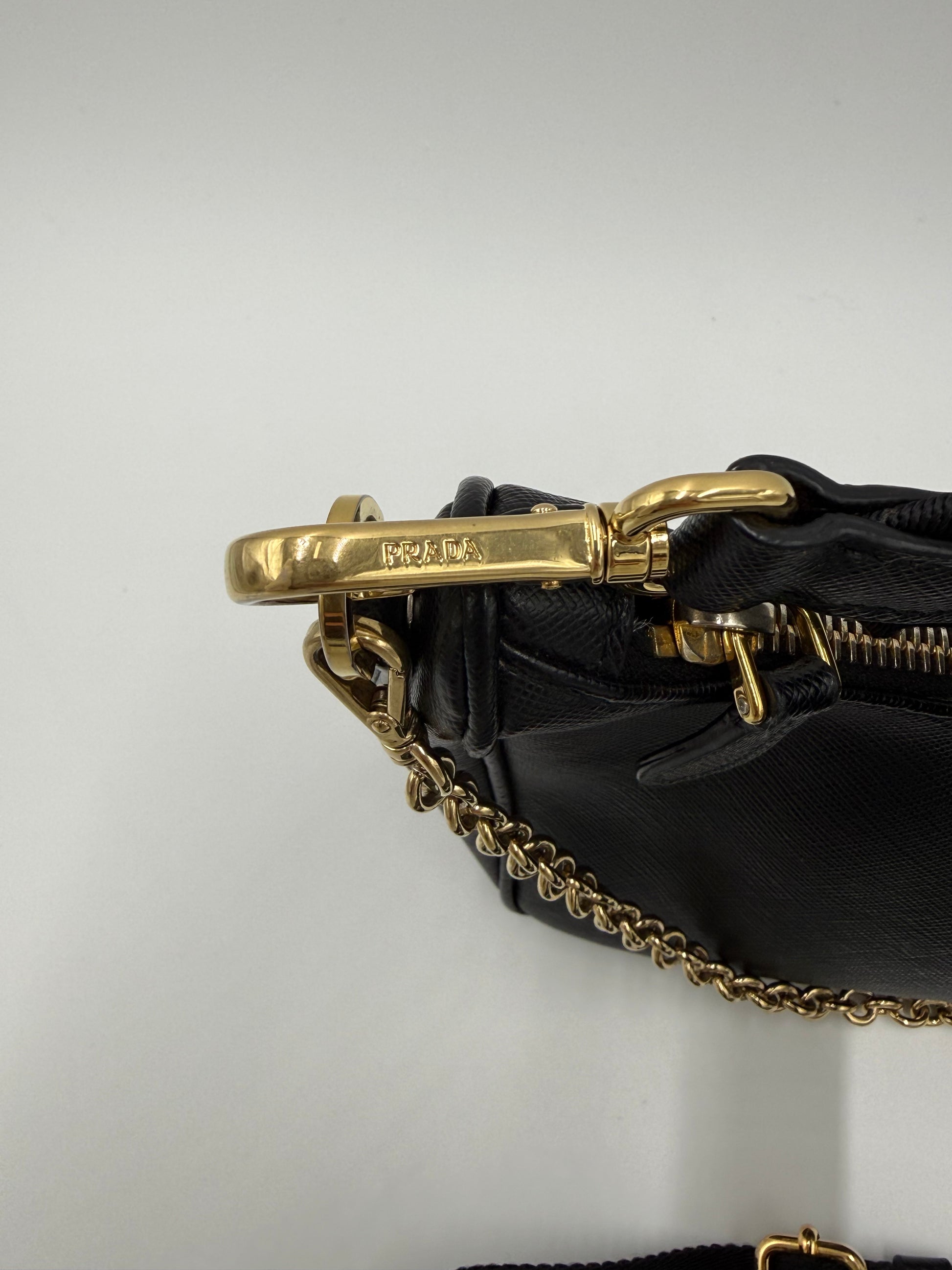 Prada Re-Edition 2005 Borsa a Tracolla in Pelle Saffiano Nera - Pally Vintage Closet