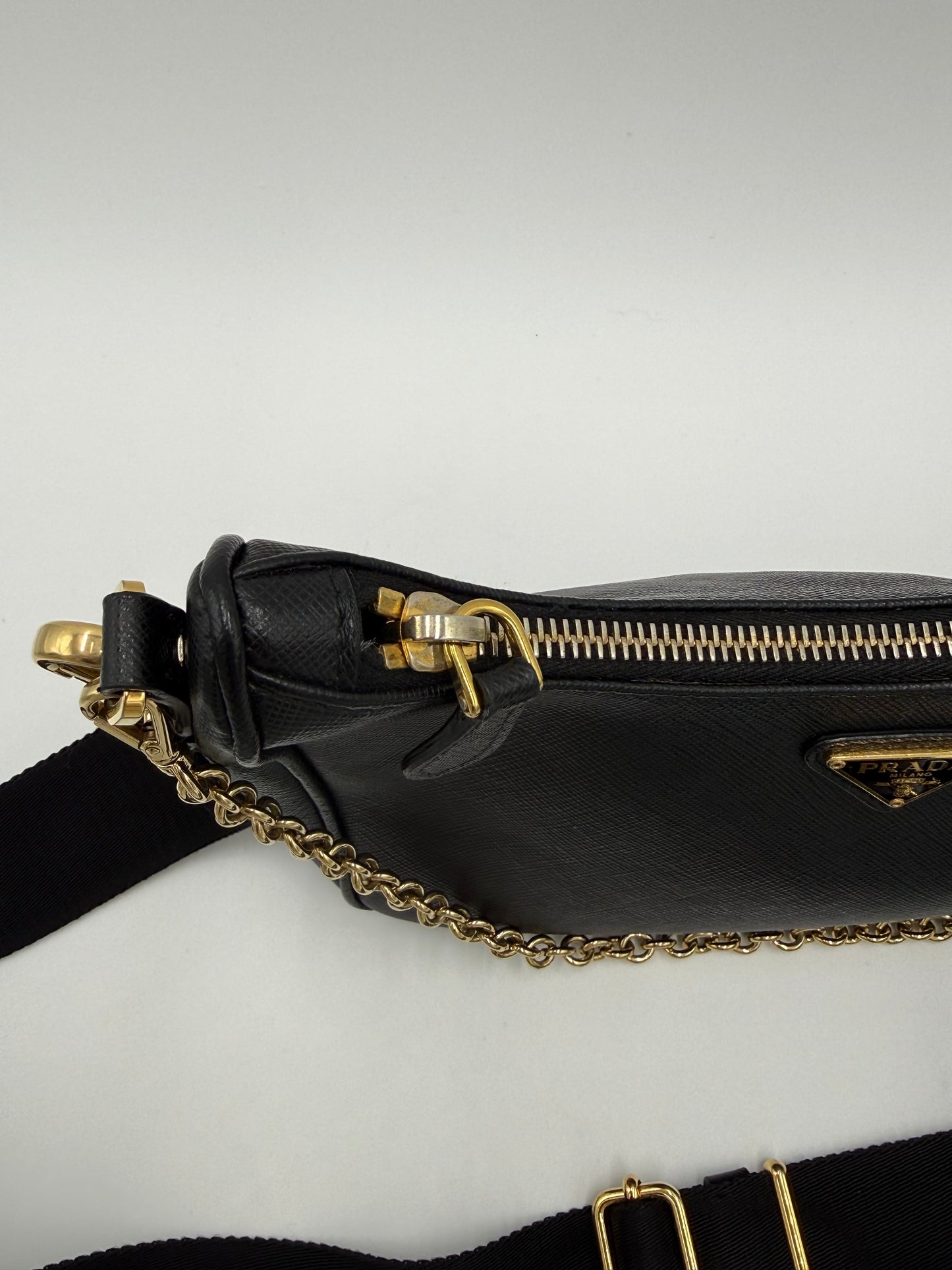 Prada Re-Edition 2005 Borsa a Tracolla in Pelle Saffiano Nera - Pally Vintage Closet