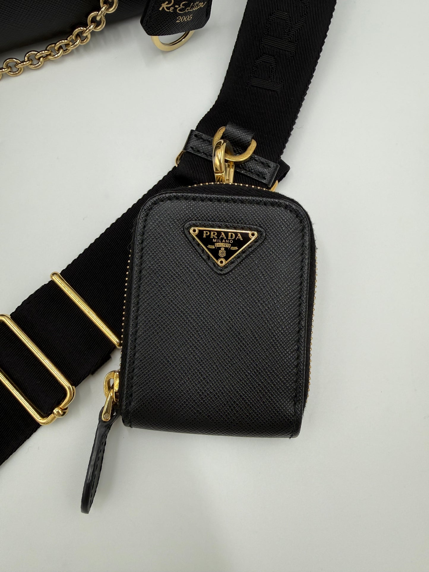 Prada Re-Edition 2005 Borsa a Tracolla in Pelle Saffiano Nera - Pally Vintage Closet