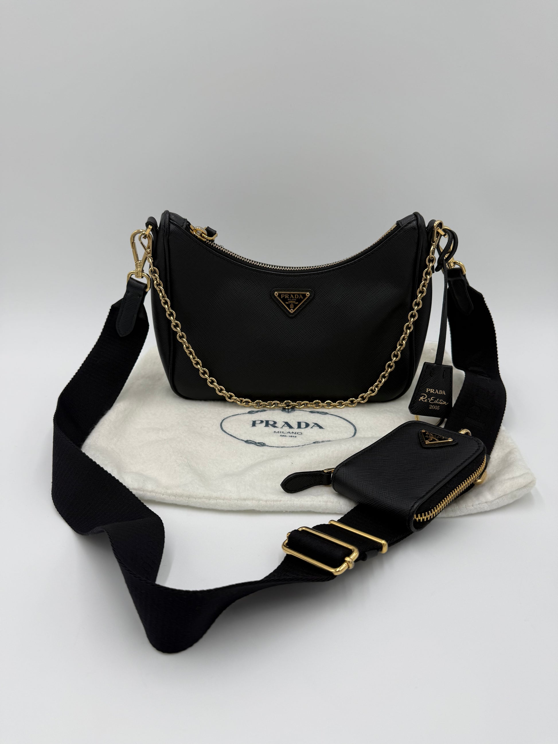 Prada Re-Edition 2005 Borsa a Tracolla in Pelle Saffiano Nera - Pally Vintage Closet