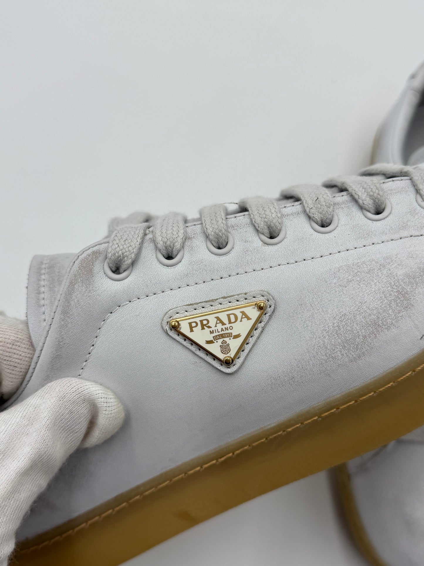 Prada Sneakers in Pelle con Effetto Vintage Bianche - Pally Vintage Closet