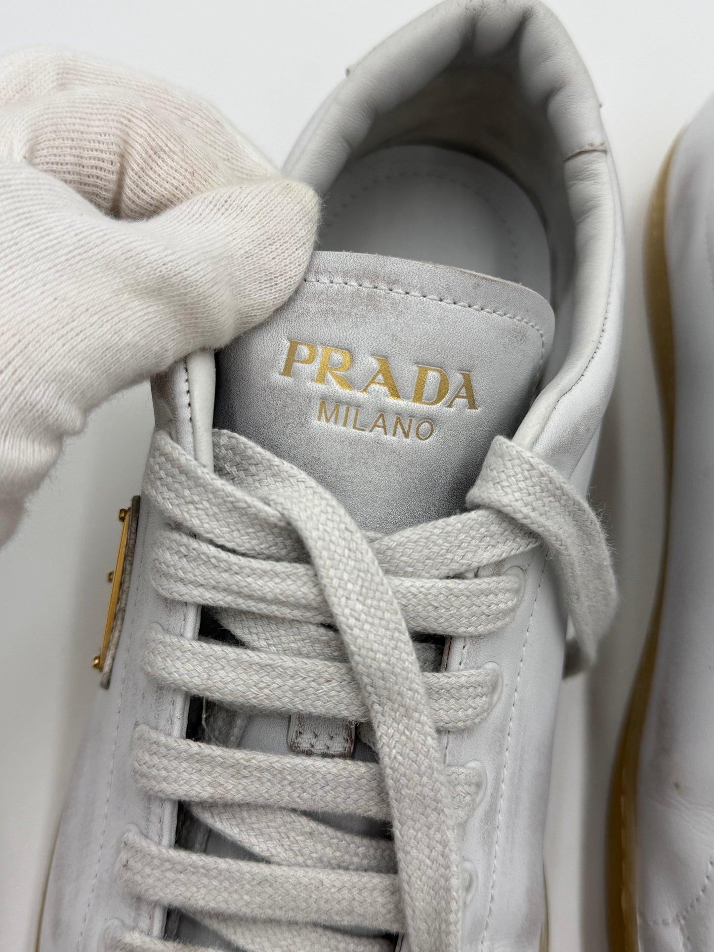 Prada Sneakers in Pelle con Effetto Vintage Bianche - Pally Vintage Closet