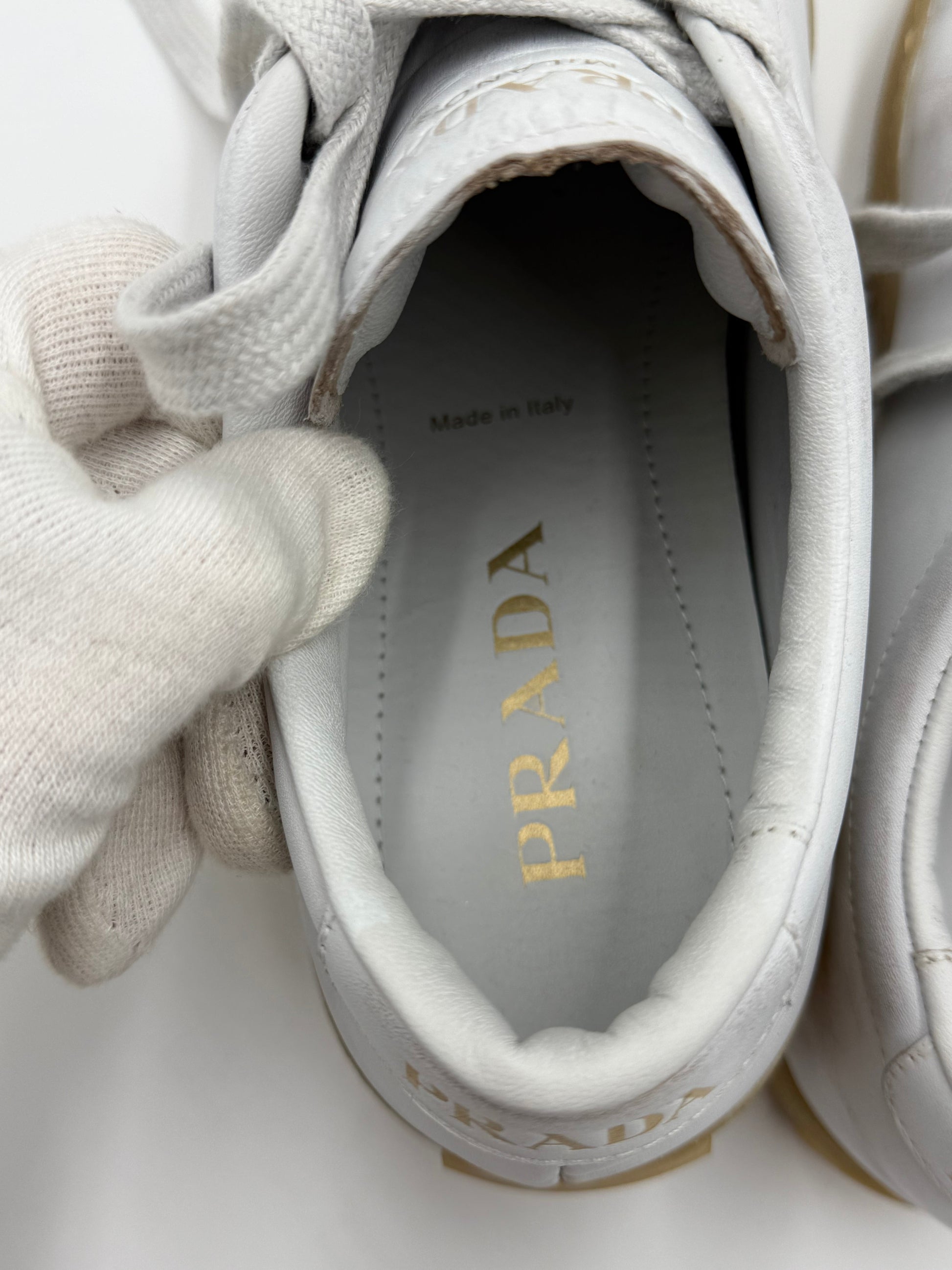 Prada Sneakers in Pelle con Effetto Vintage Bianche - Pally Vintage Closet