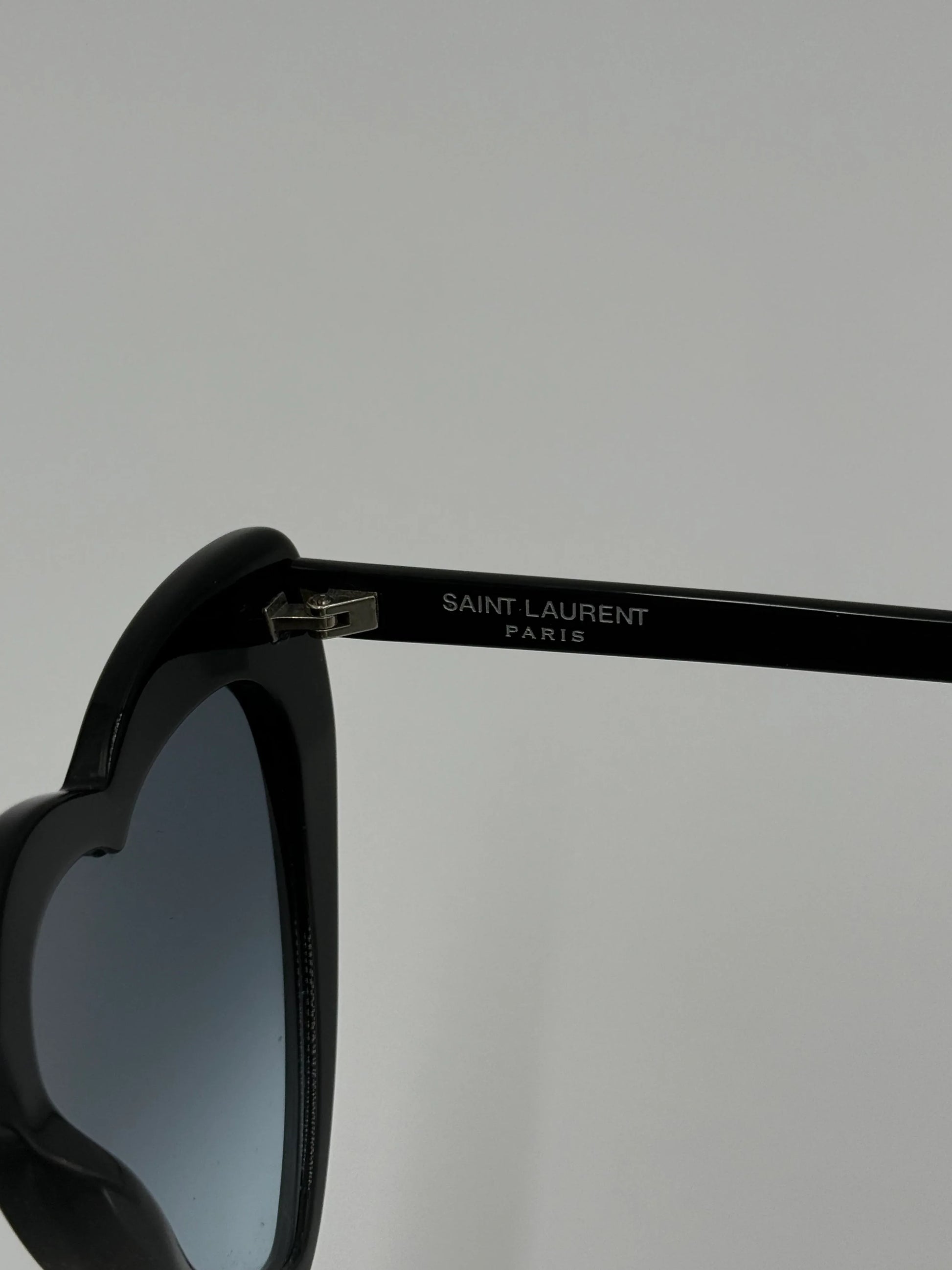 Saint-Laurent-Occhiali-da-Sole-SL-181-Loulou-a-Cuore-Nero-69306012107076 - Pally Vintage Closet