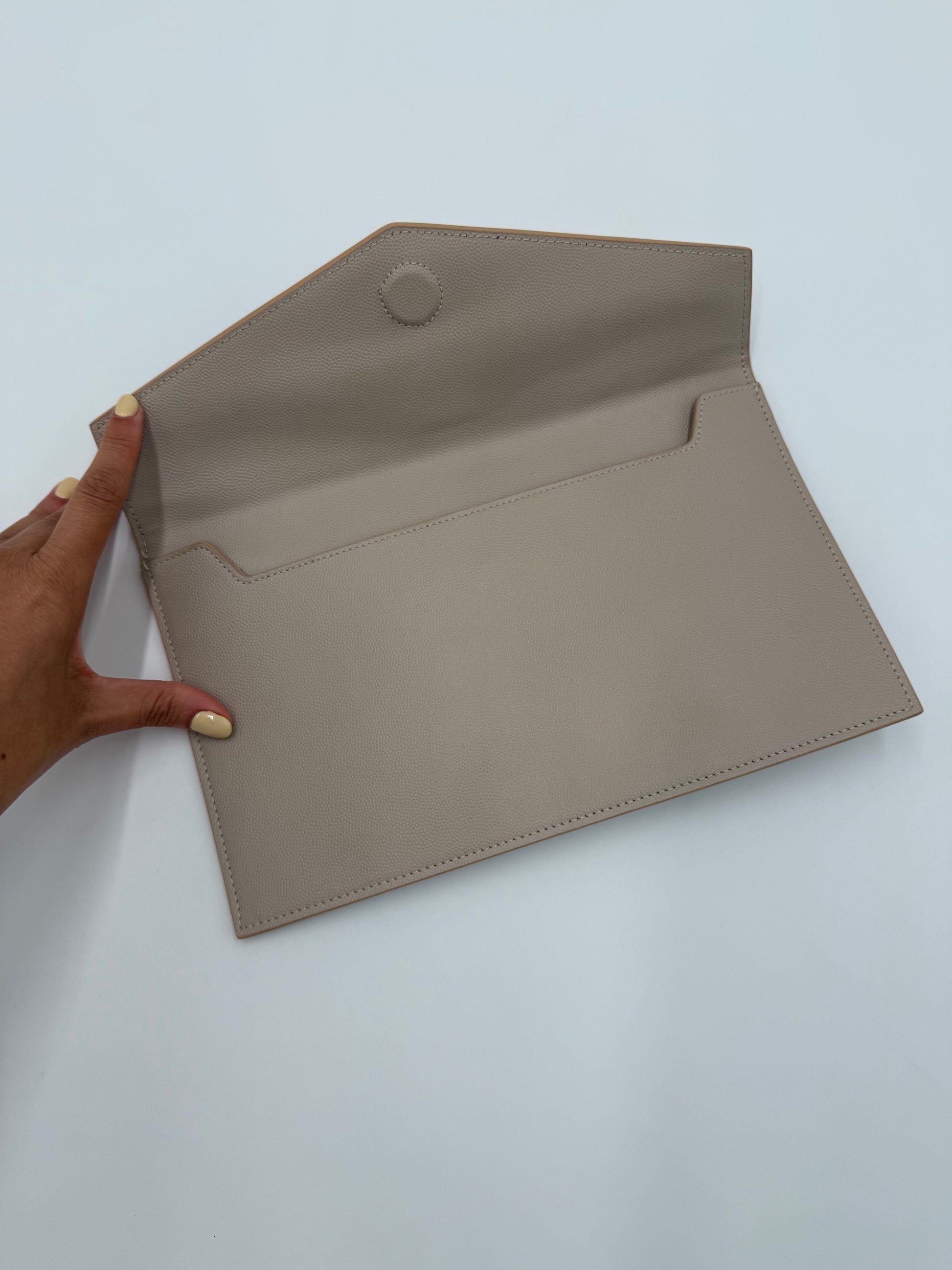 Saint Laurent Pochette Uptown Pelle Goffrata Grain de Poudre Beige - Pally Vintage Closet