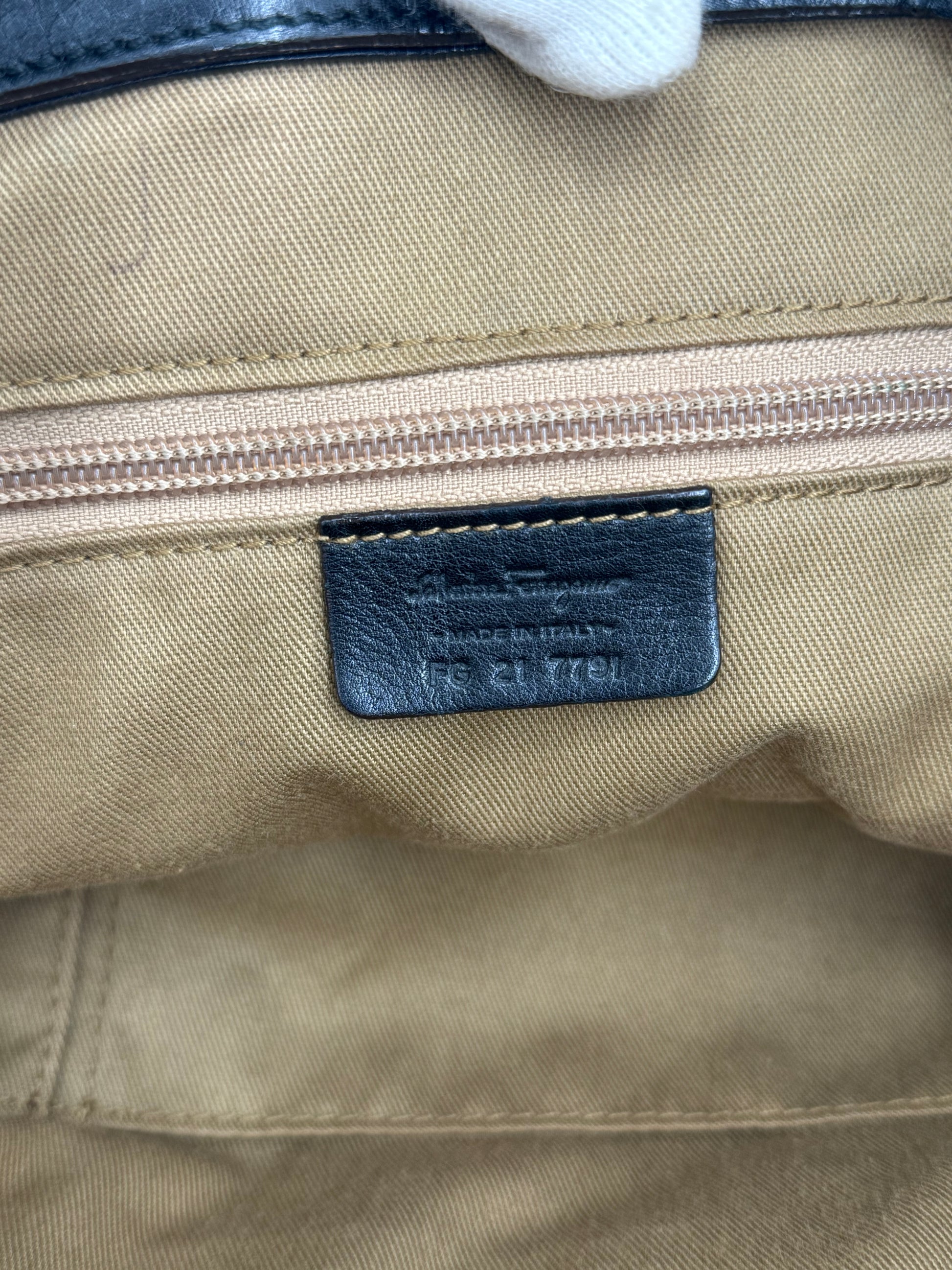 Salvatore Ferragamo Borsa Vintage Hobo in Pelle Nera - Pally Vintage Closet