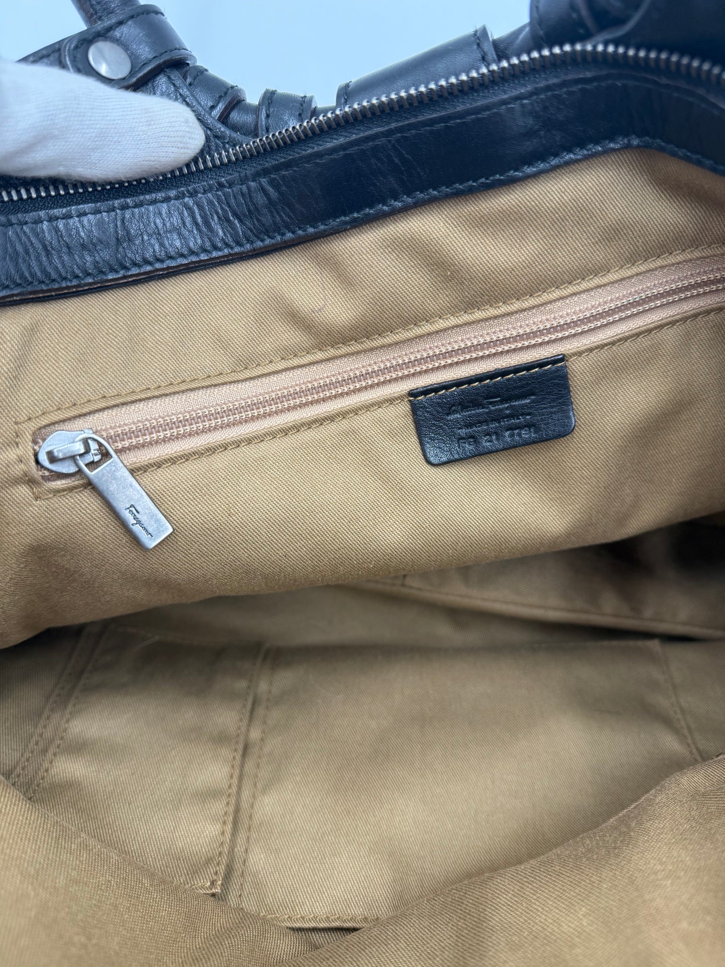 Salvatore Ferragamo Borsa Vintage Hobo in Pelle Nera - Pally Vintage Closet