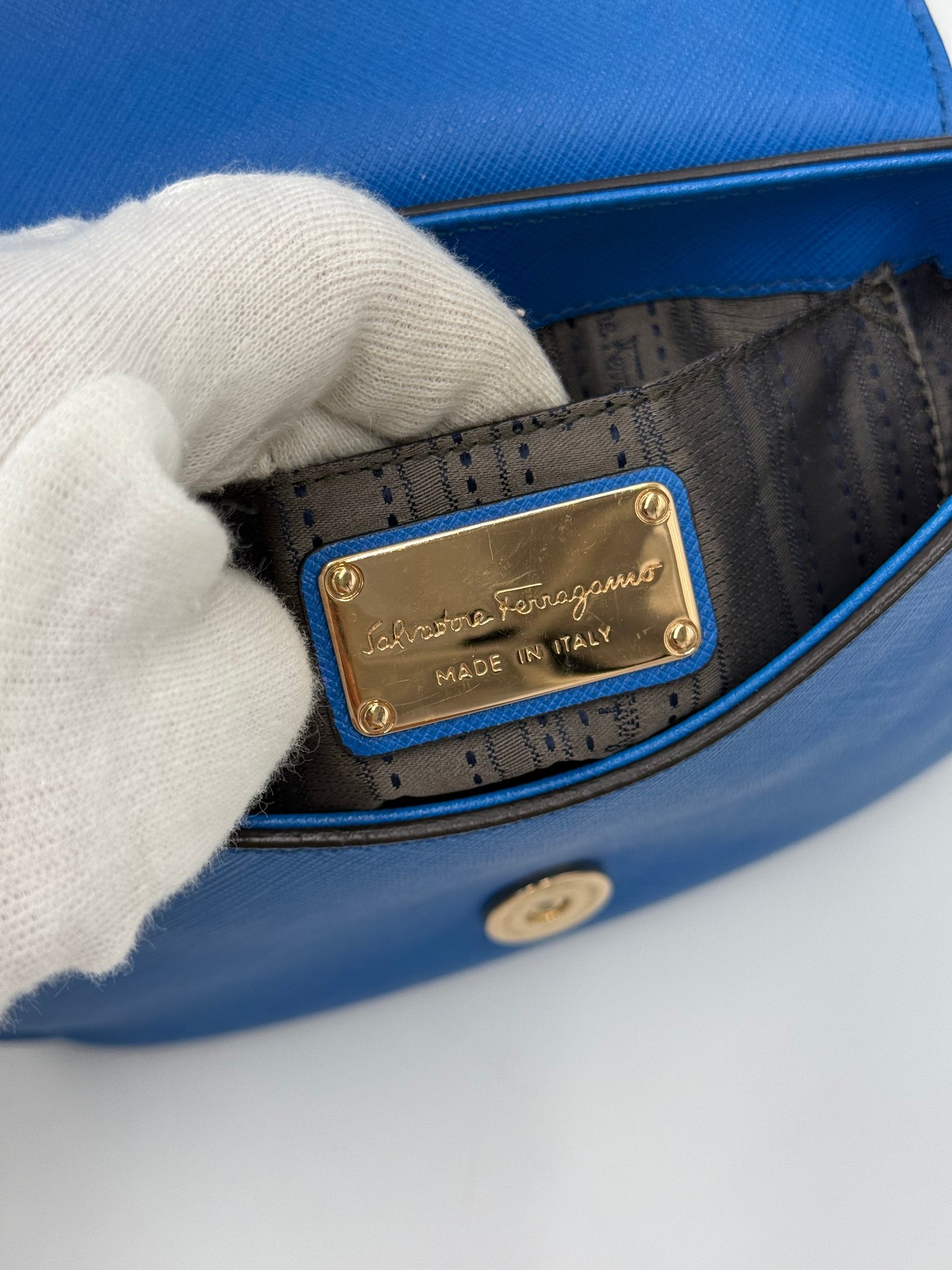 Salvatore Ferragamo Borsa a Tracolla Gancini in Pelle Blu Elettrico - Pally Vintage Closet