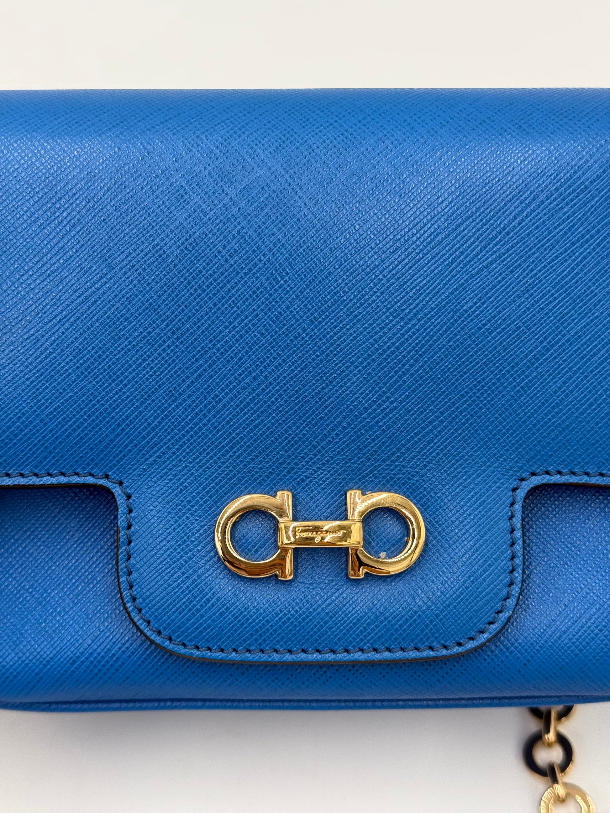 Salvatore Ferragamo Borsa a Tracolla Gancini in Pelle Blu Elettrico - Pally Vintage Closet