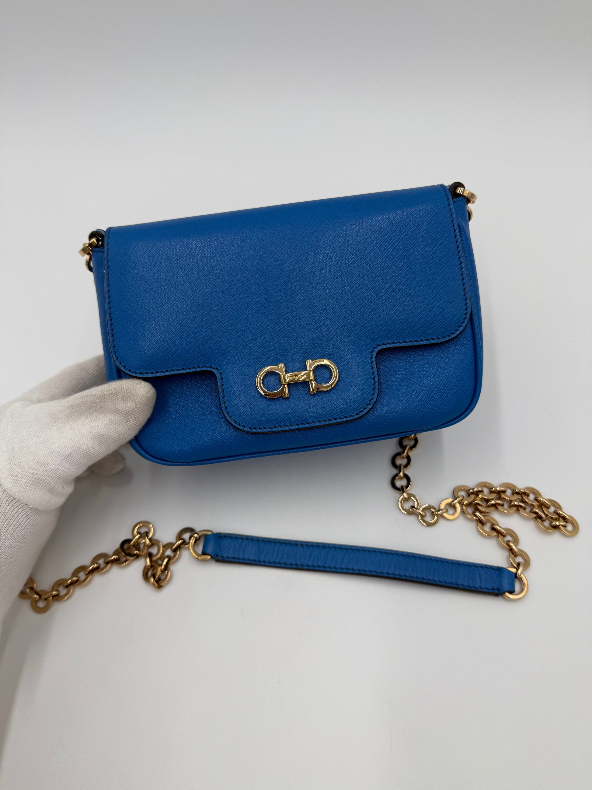 Salvatore Ferragamo Borsa a Tracolla Gancini in Pelle Blu Elettrico - Pally Vintage Closet