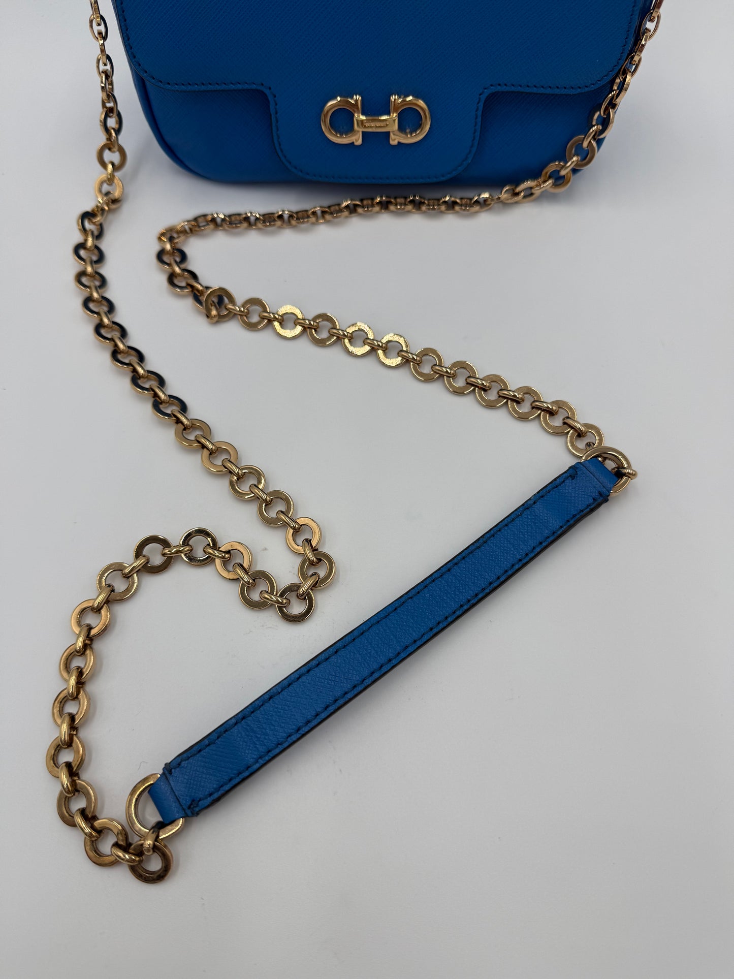 Salvatore Ferragamo Borsa a Tracolla Gancini in Pelle Blu Elettrico - Pally Vintage Closet