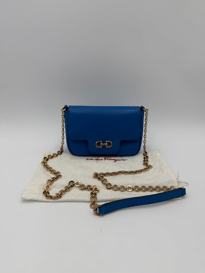 Salvatore Ferragamo Borsa a Tracolla Gancini in Pelle Blu Elettrico - Pally Vintage Closet
