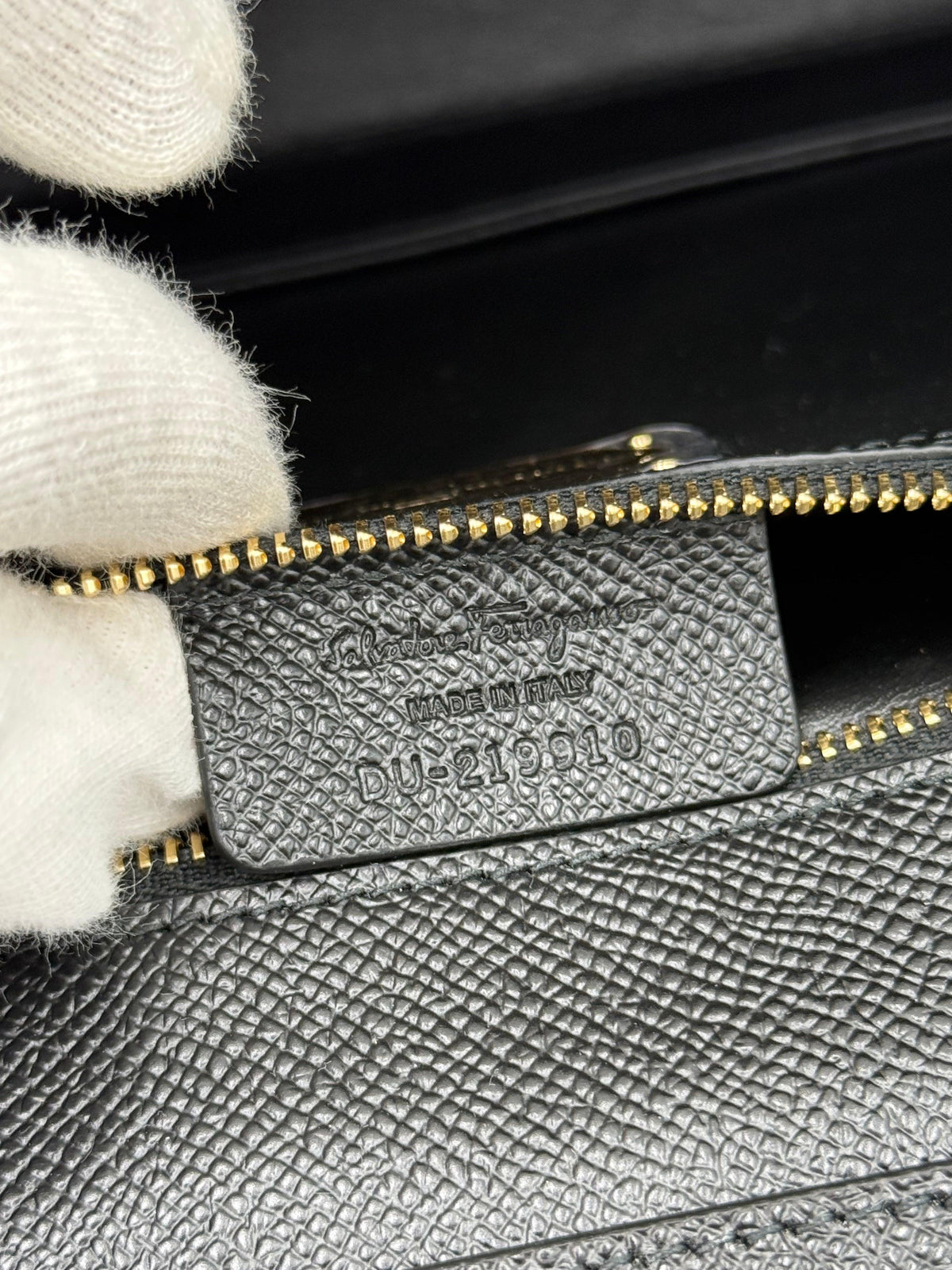 Salvatore Ferragamo Borsa a Tracolla Vara Bow in Pelle Saffiano Nera - Pally Vintage Closet
