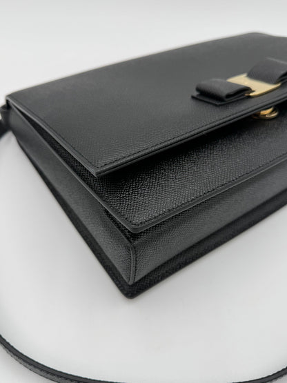 Salvatore Ferragamo Borsa a Tracolla Vara Bow in Pelle Saffiano Nera - Pally Vintage Closet