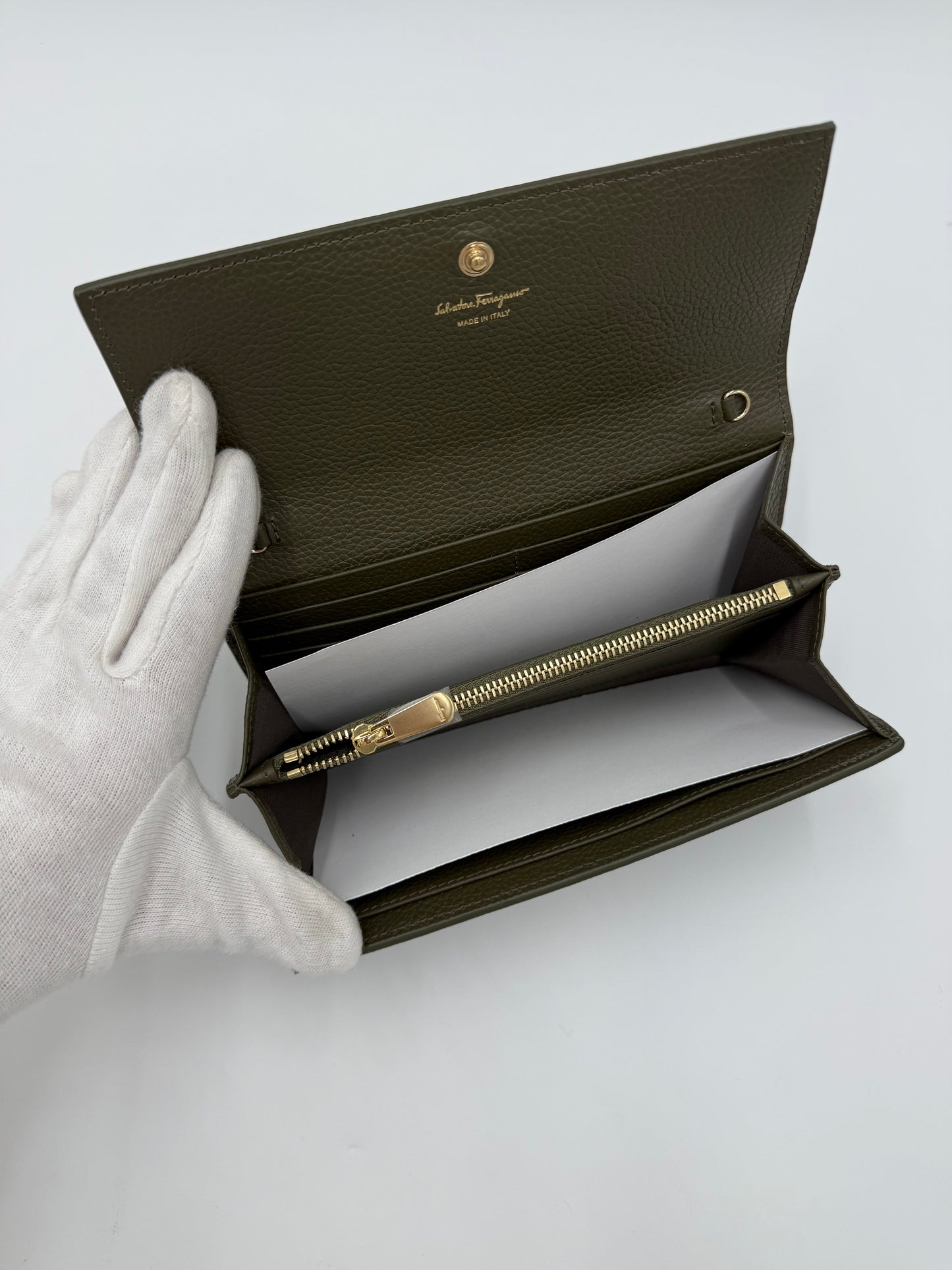 Salvatore Ferragamo Portafoglio Gancini in Pelle Cachi - Pally Vintage Closet