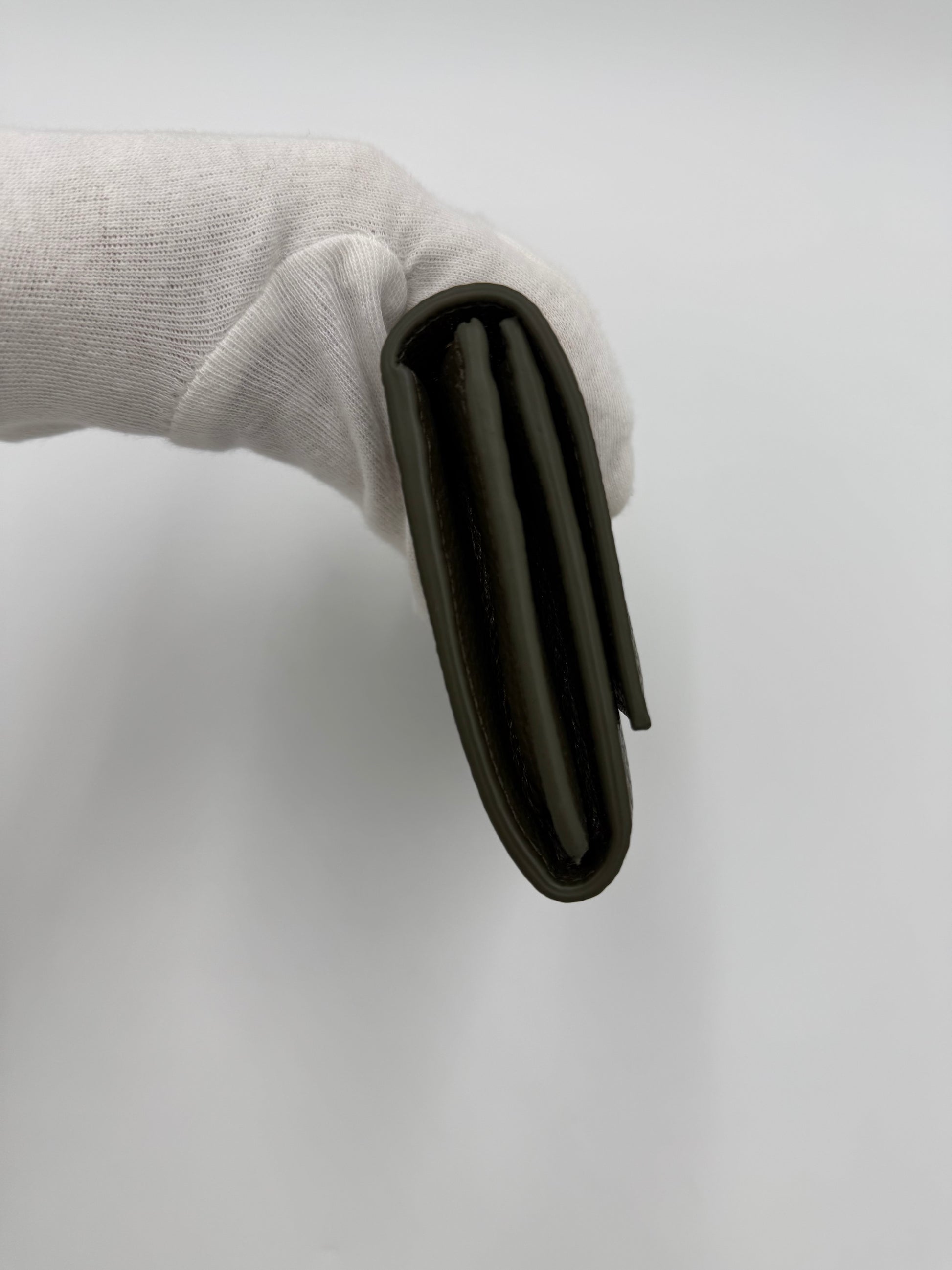 Salvatore Ferragamo Portafoglio Gancini in Pelle Cachi - Pally Vintage Closet