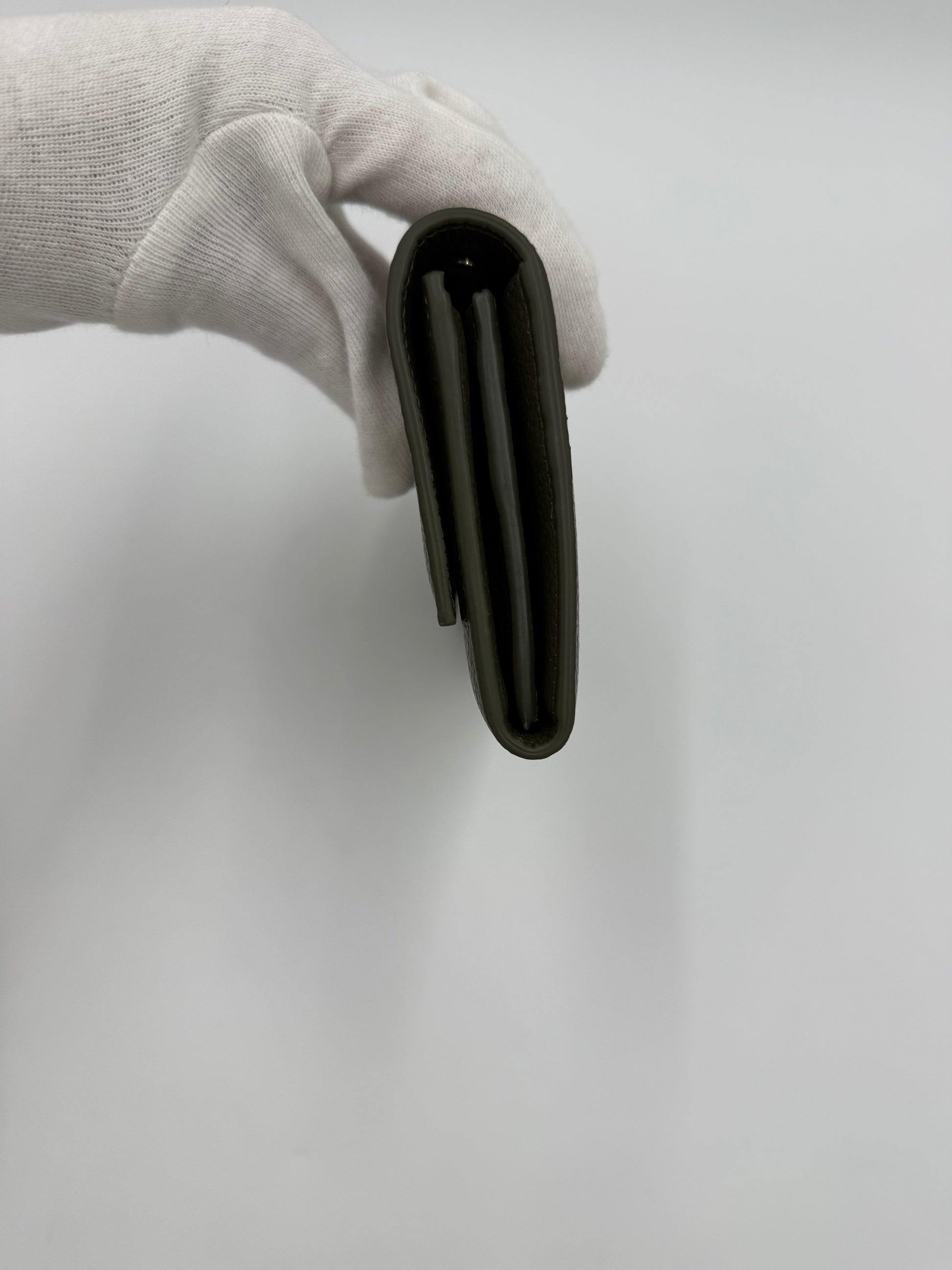 Salvatore Ferragamo Portafoglio Gancini in Pelle Cachi - Pally Vintage Closet