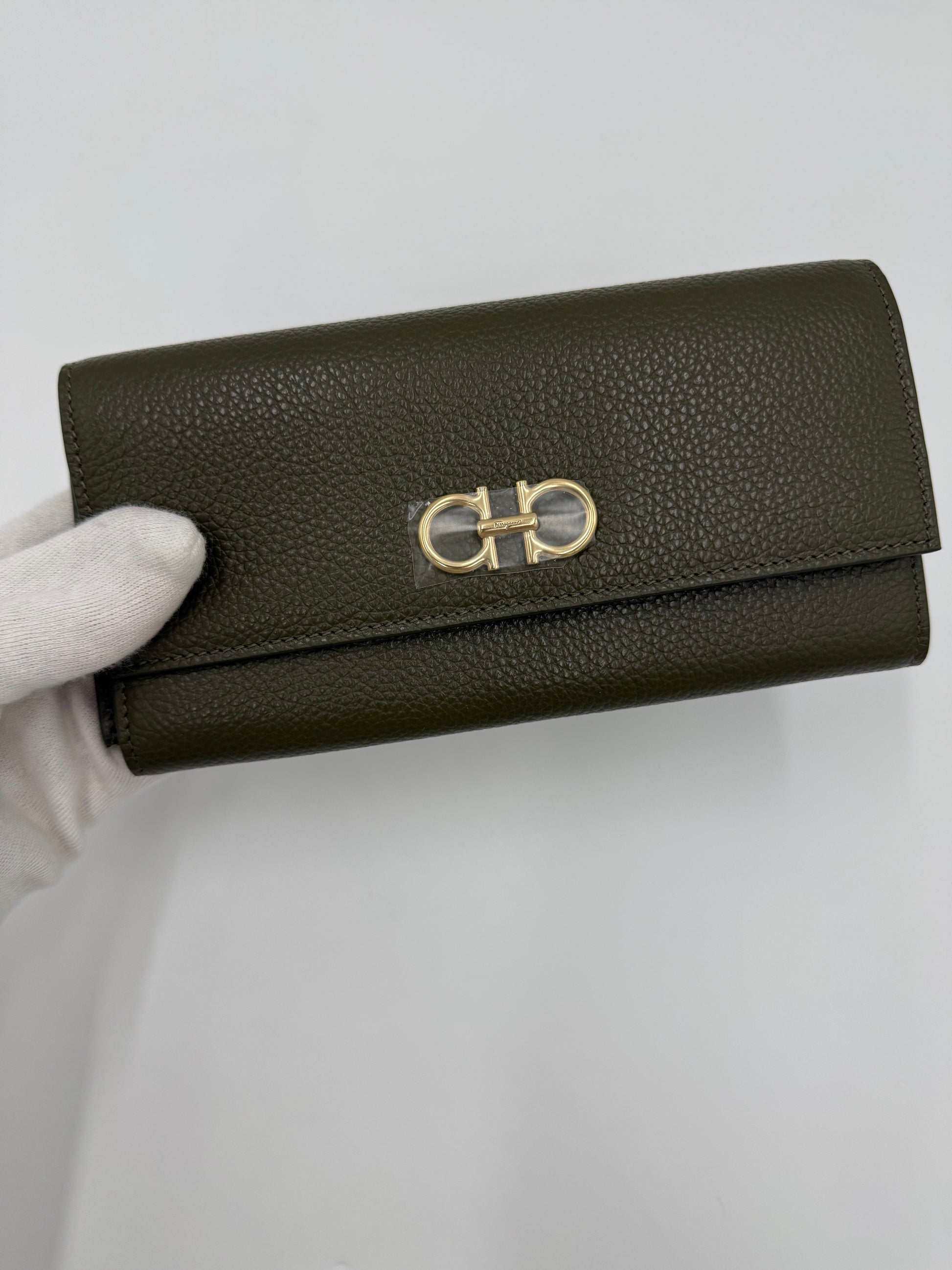 Salvatore Ferragamo Portafoglio Gancini in Pelle Cachi - Pally Vintage Closet