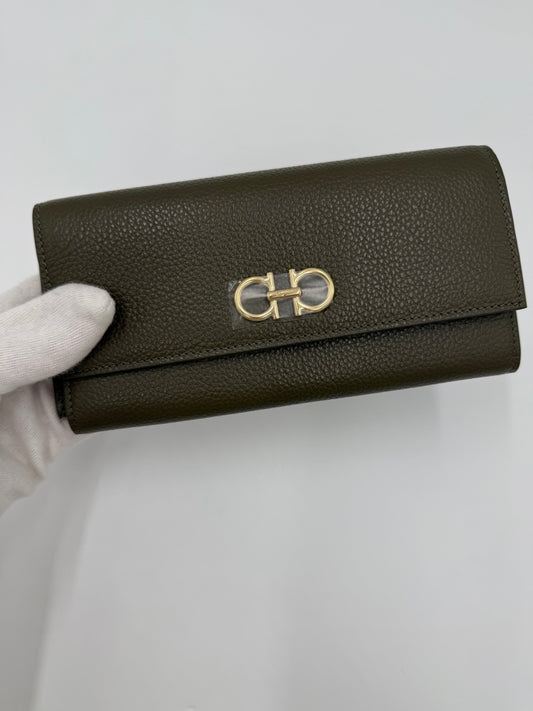 Salvatore Ferragamo Portafoglio Gancini in Pelle Cachi - Pally Vintage Closet