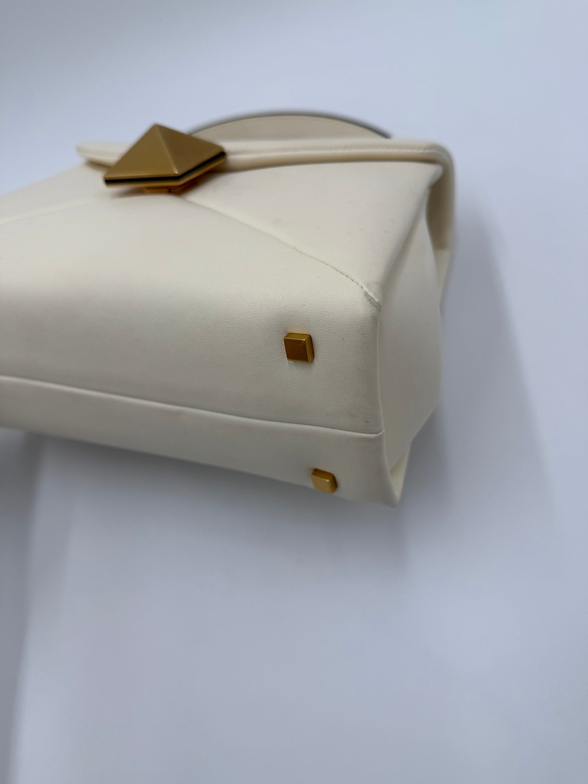 Valentino Garavani Borsa One Stud Top Handle in Pelle Avorio - Pally Vintage Closet