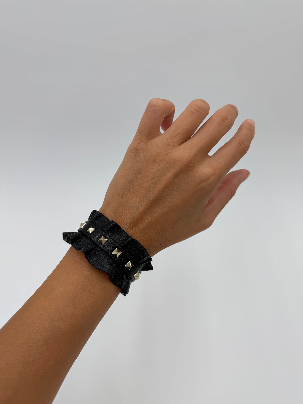 Valentino Garavani Bracciale Rockstud in Pelle con Volant Nero - Pally Vintage Closet