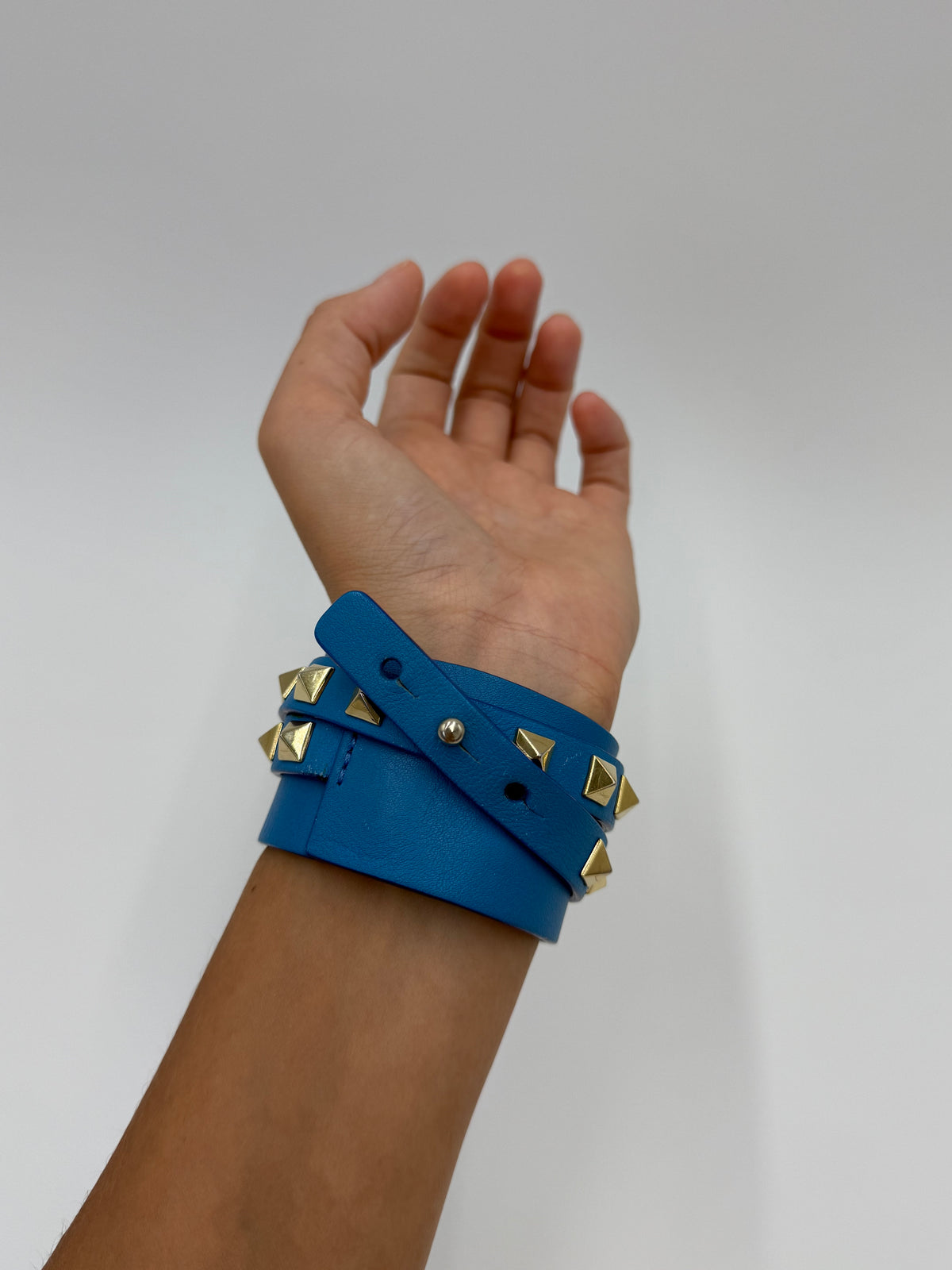 Valentino Garavani Bracciale Rockstud in Pelle e Borchie Azzurro - Pally Vintage Closet