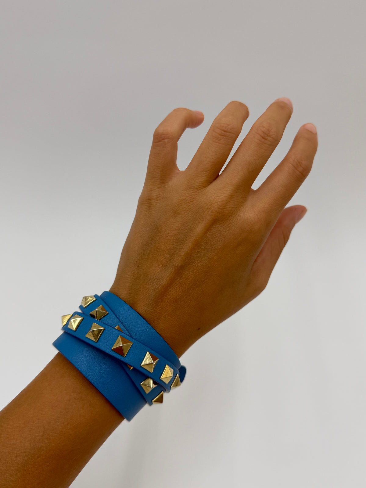 Valentino Garavani Bracciale Rockstud in Pelle e Borchie Azzurro - Pally Vintage Closet