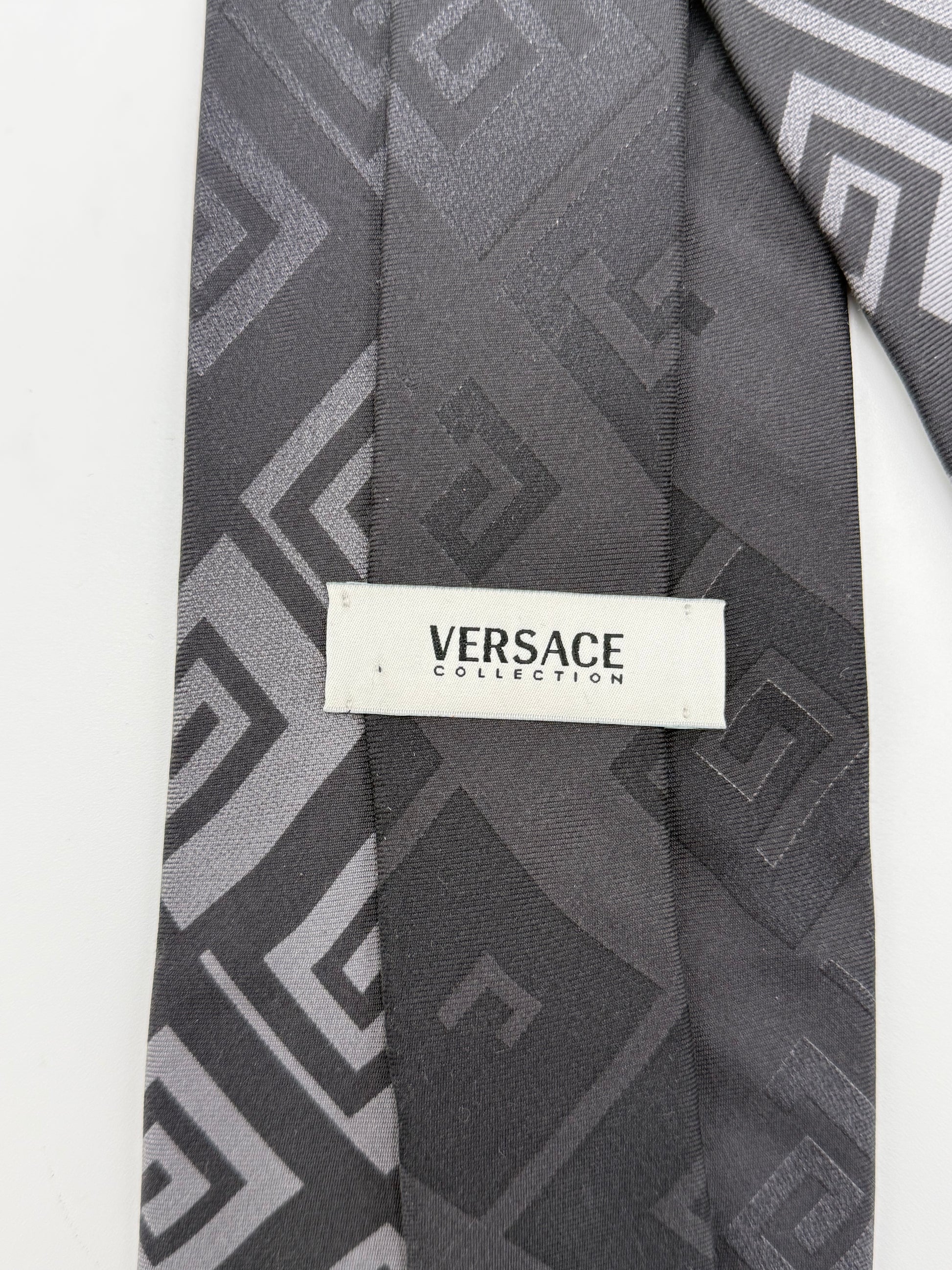 Versace Collection Cravatta Motivo Geometrico Nero e Grigio - Pally Vintage Closet