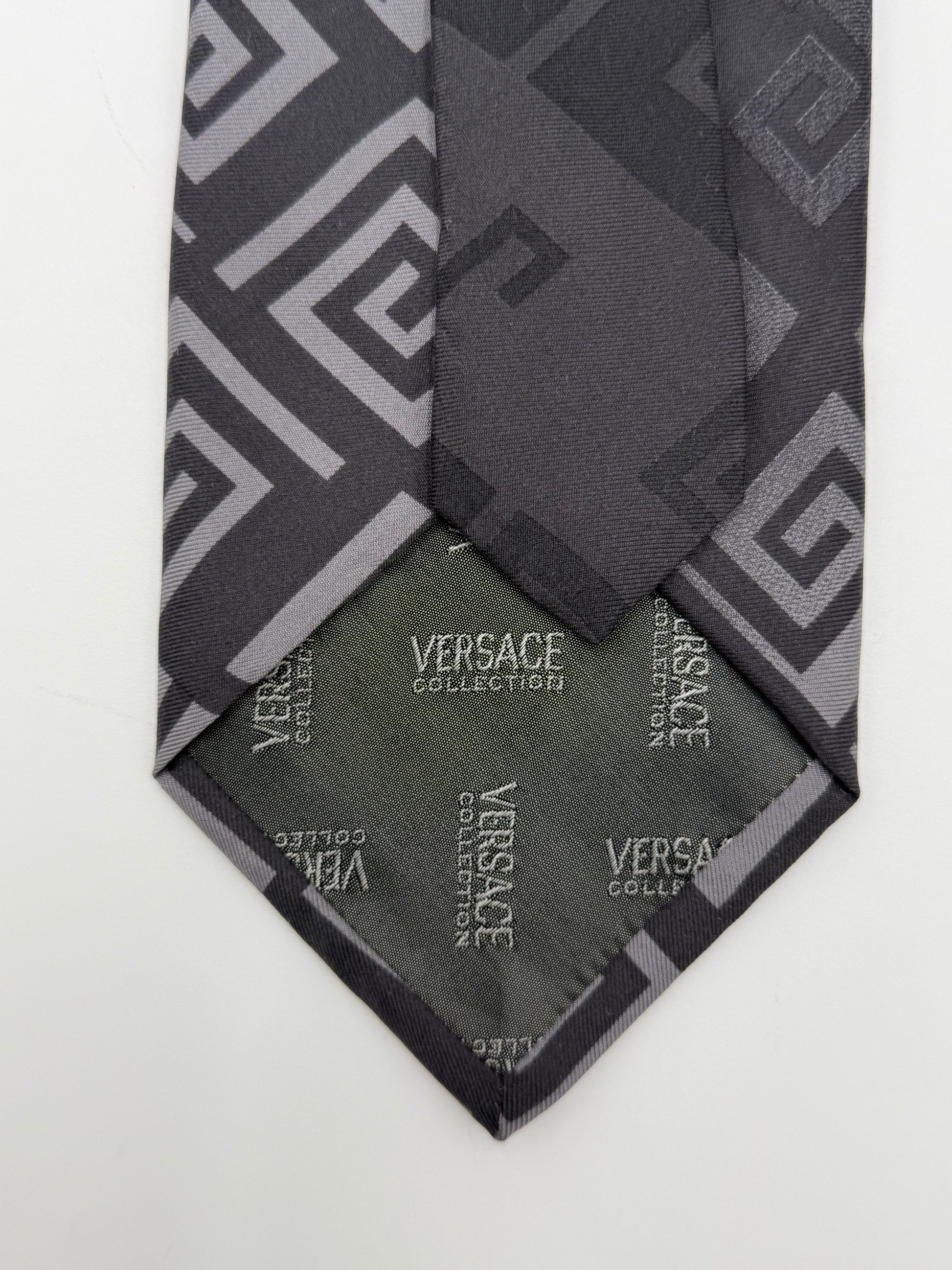 Versace Collection Cravatta Motivo Geometrico Nero e Grigio - Pally Vintage Closet
