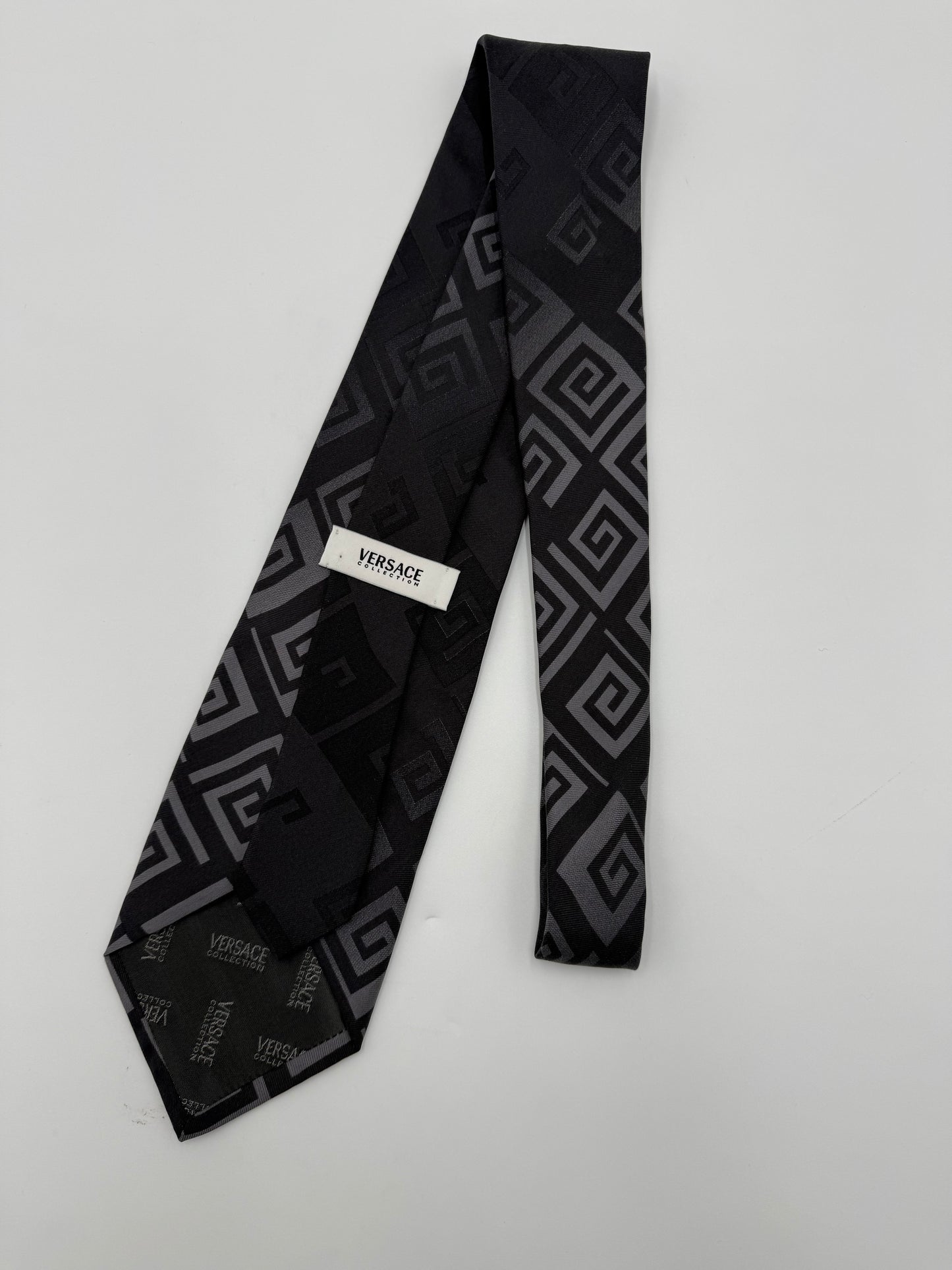 Versace Collection Cravatta Motivo Geometrico Nero e Grigio - Pally Vintage Closet