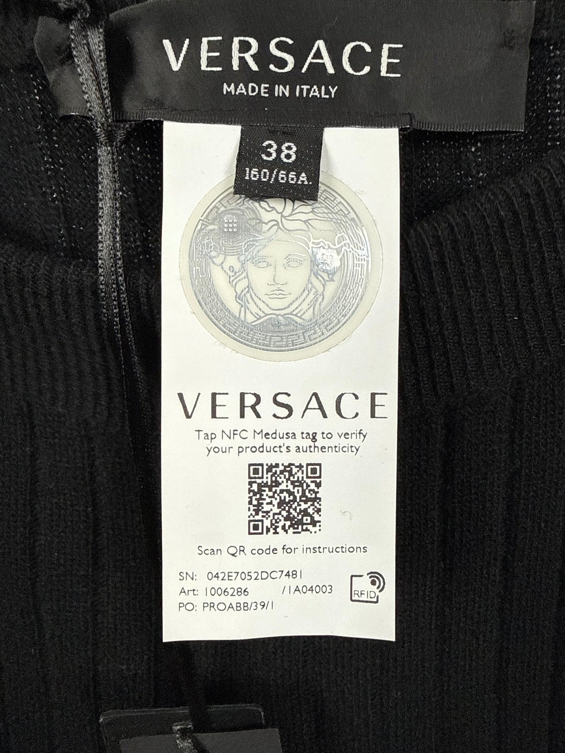 Versace Completo Ribbed in Maglia con Dettagli Cut-Out e Bottoni Medusa Nero - Pally Vintage Closet