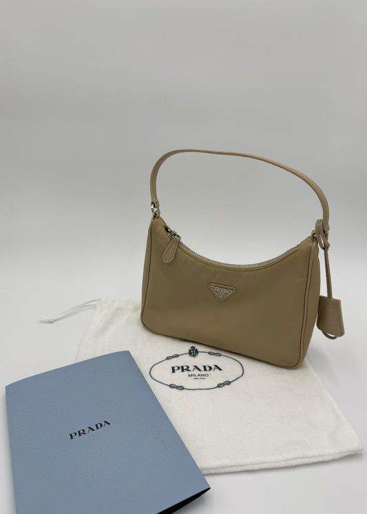Prada Borsa Re-Edition 2005 in Re-Nylon e Saffiano Beige