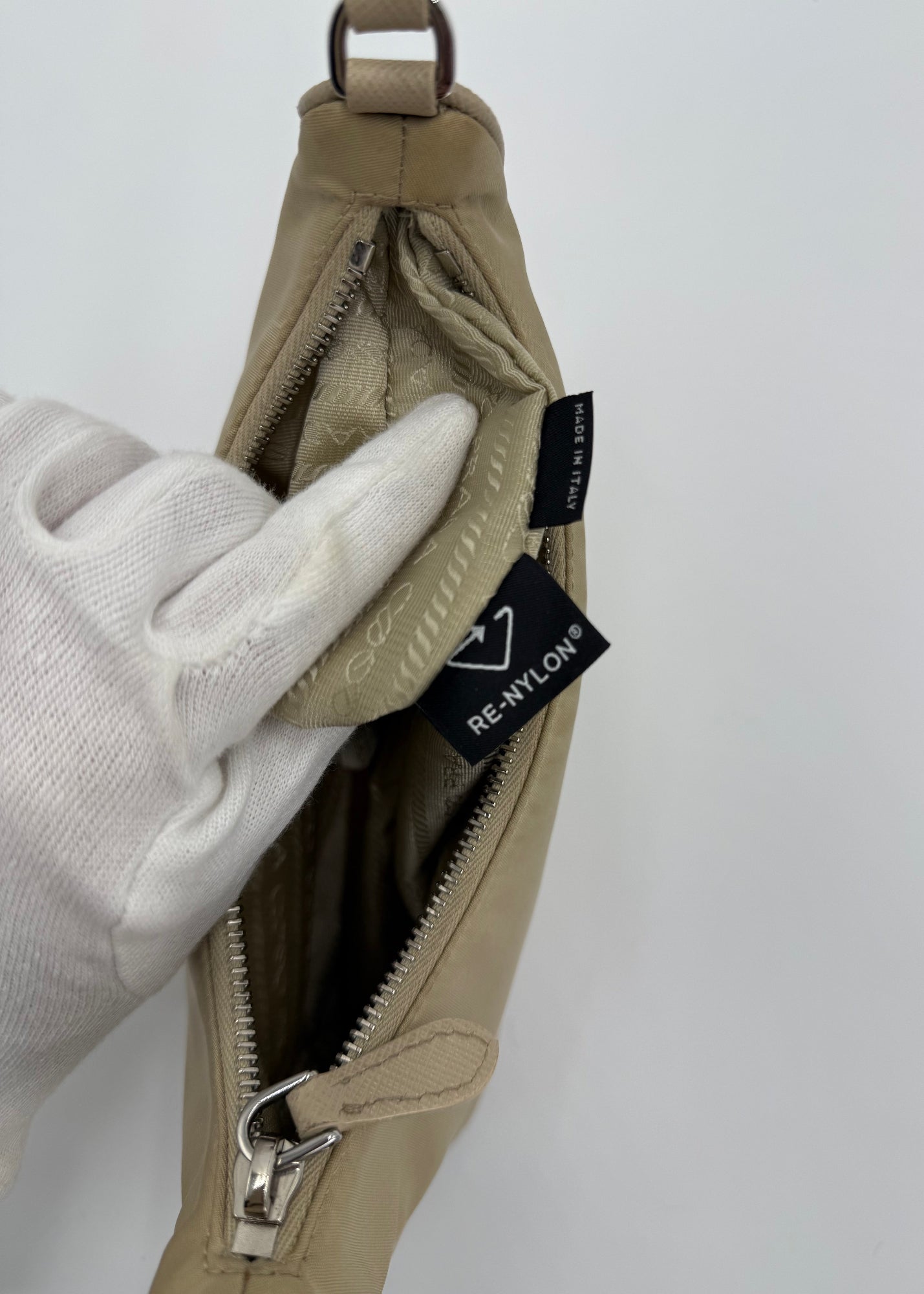 Prada Borsa Re-Edition 2005 in Re-Nylon e Saffiano Beige