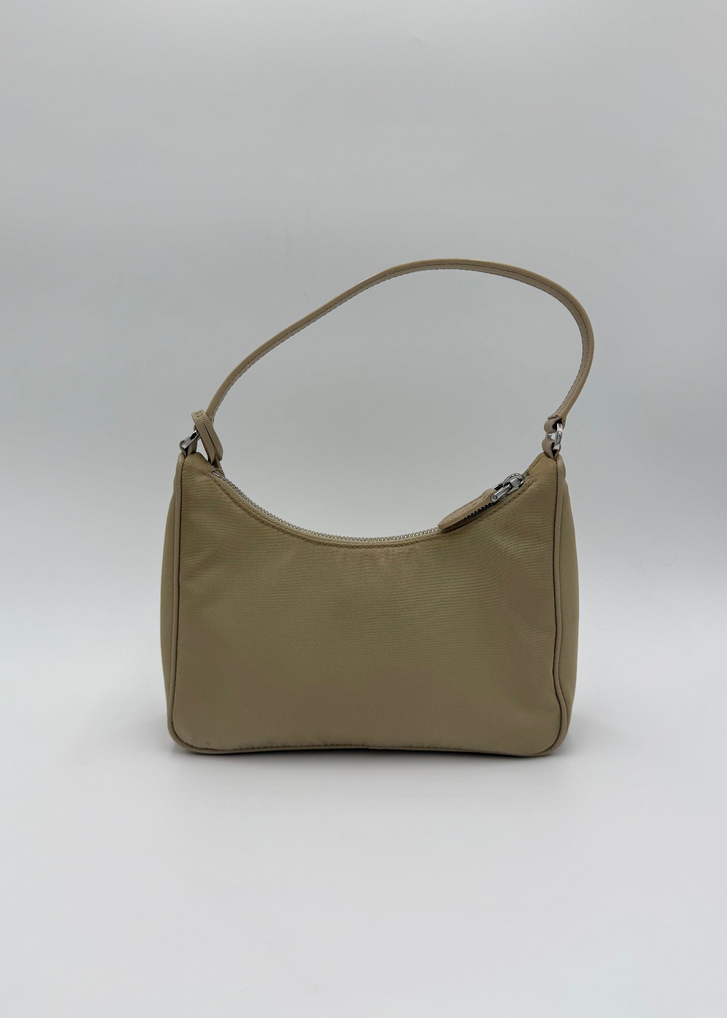 Prada Borsa Re-Edition 2005 in Re-Nylon e Saffiano Beige