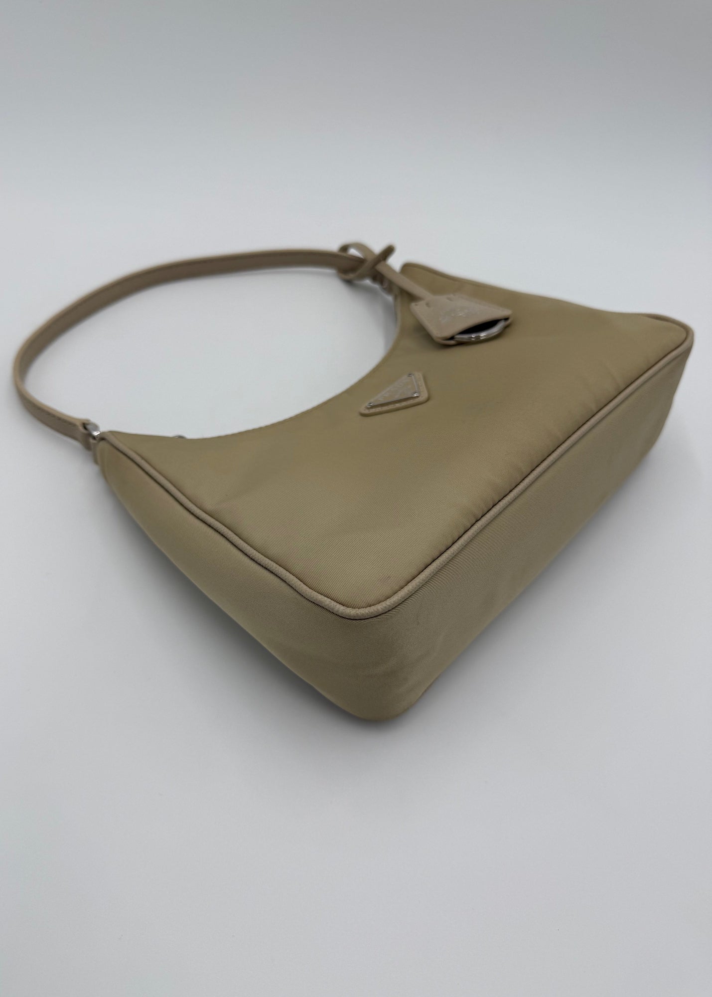 Prada Borsa Re-Edition 2005 in Re-Nylon e Saffiano Beige