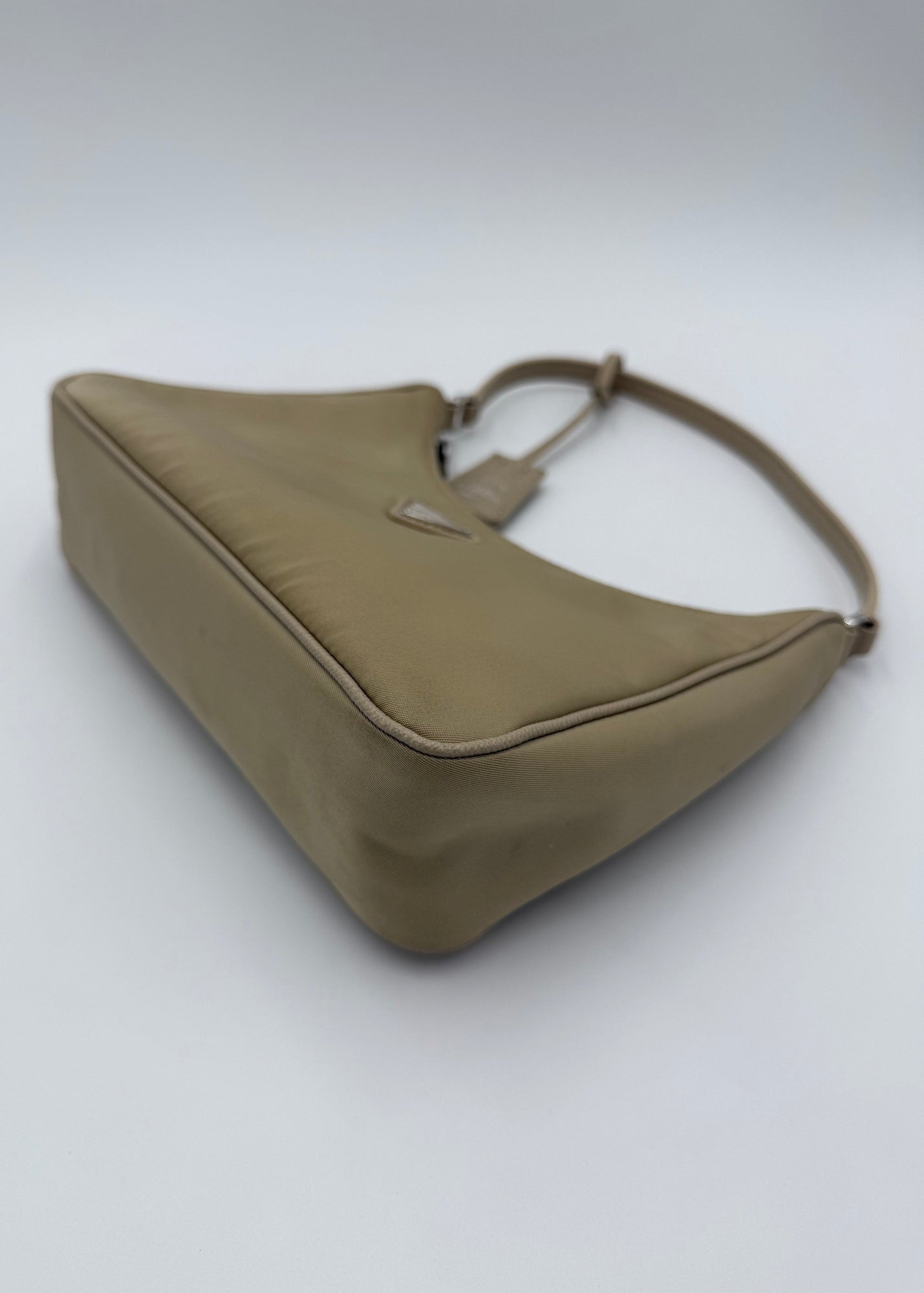 Prada Borsa Re-Edition 2005 in Re-Nylon e Saffiano Beige