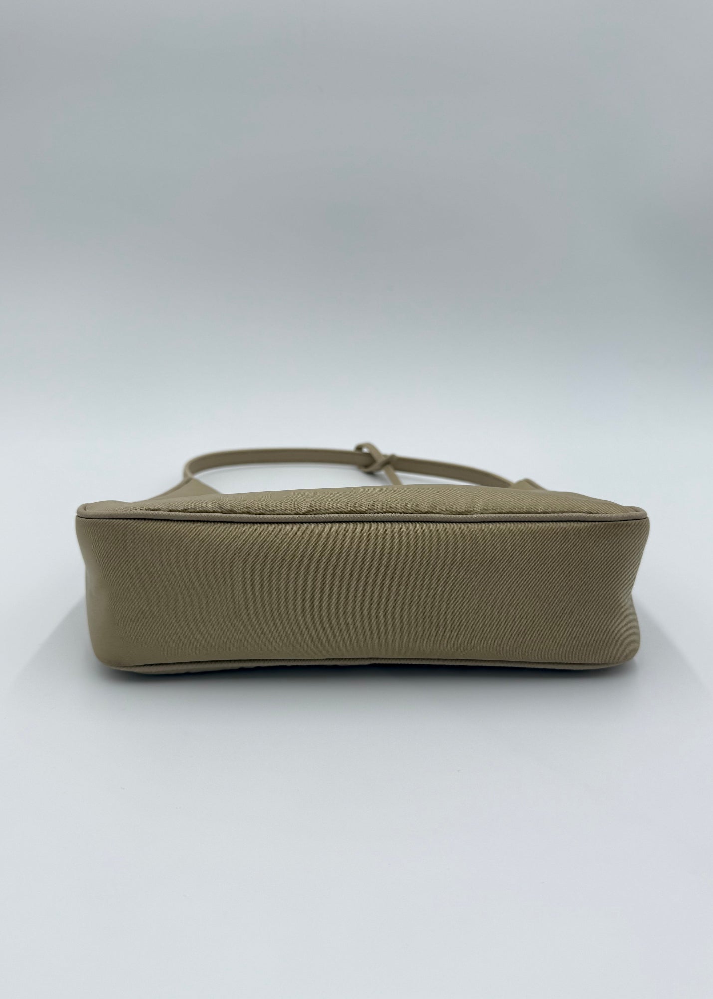 Prada Borsa Re-Edition 2005 in Re-Nylon e Saffiano Beige
