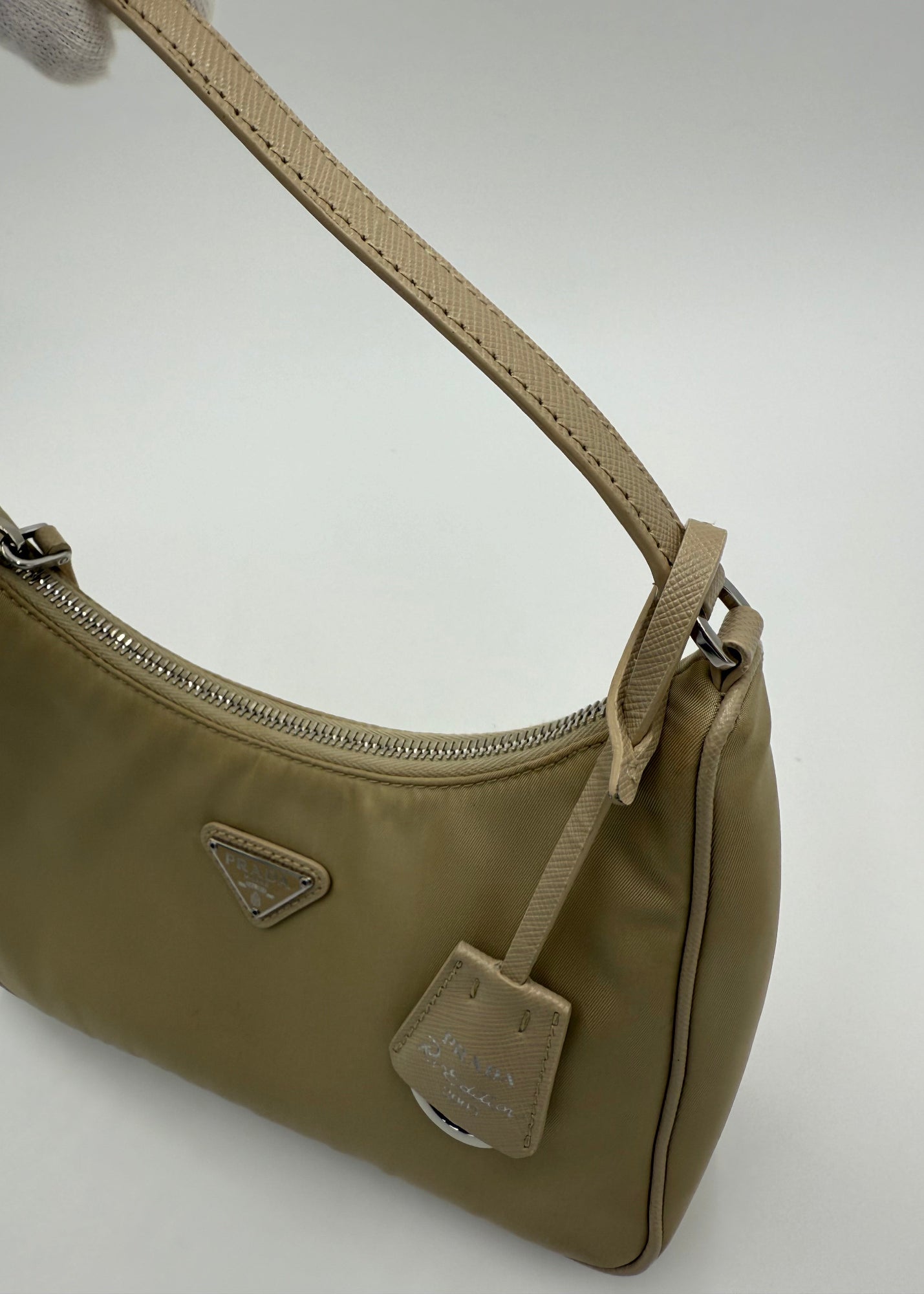 Prada Borsa Re-Edition 2005 in Re-Nylon e Saffiano Beige