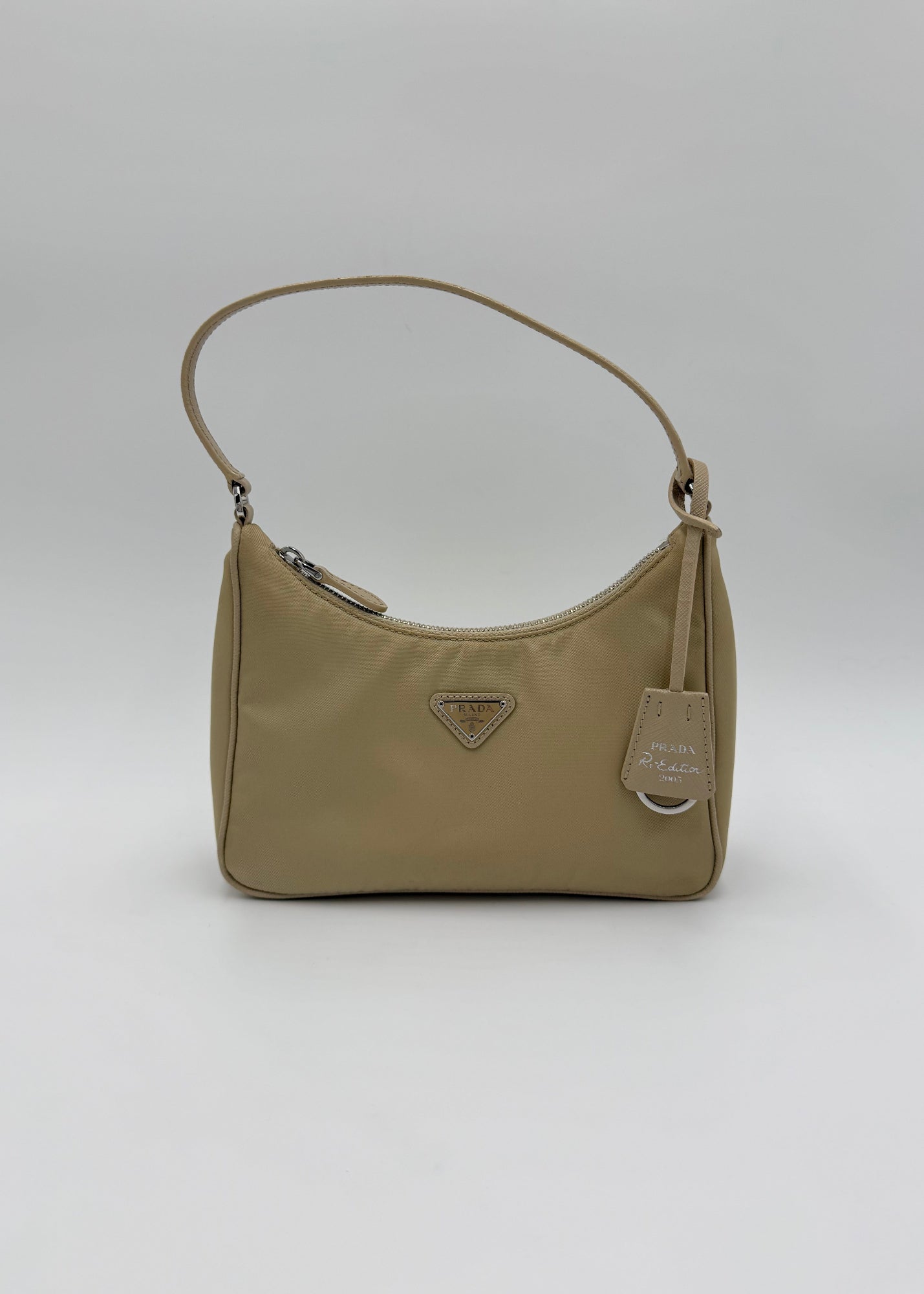 Prada Borsa Re-Edition 2005 in Re-Nylon e Saffiano Beige