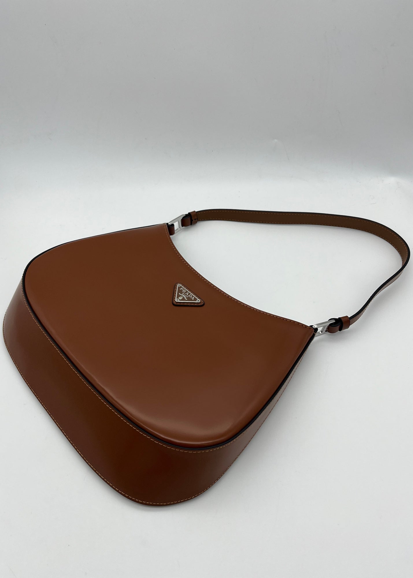 Prada Borsa Cleo a Spalla in Pelle Verniciata Cognac