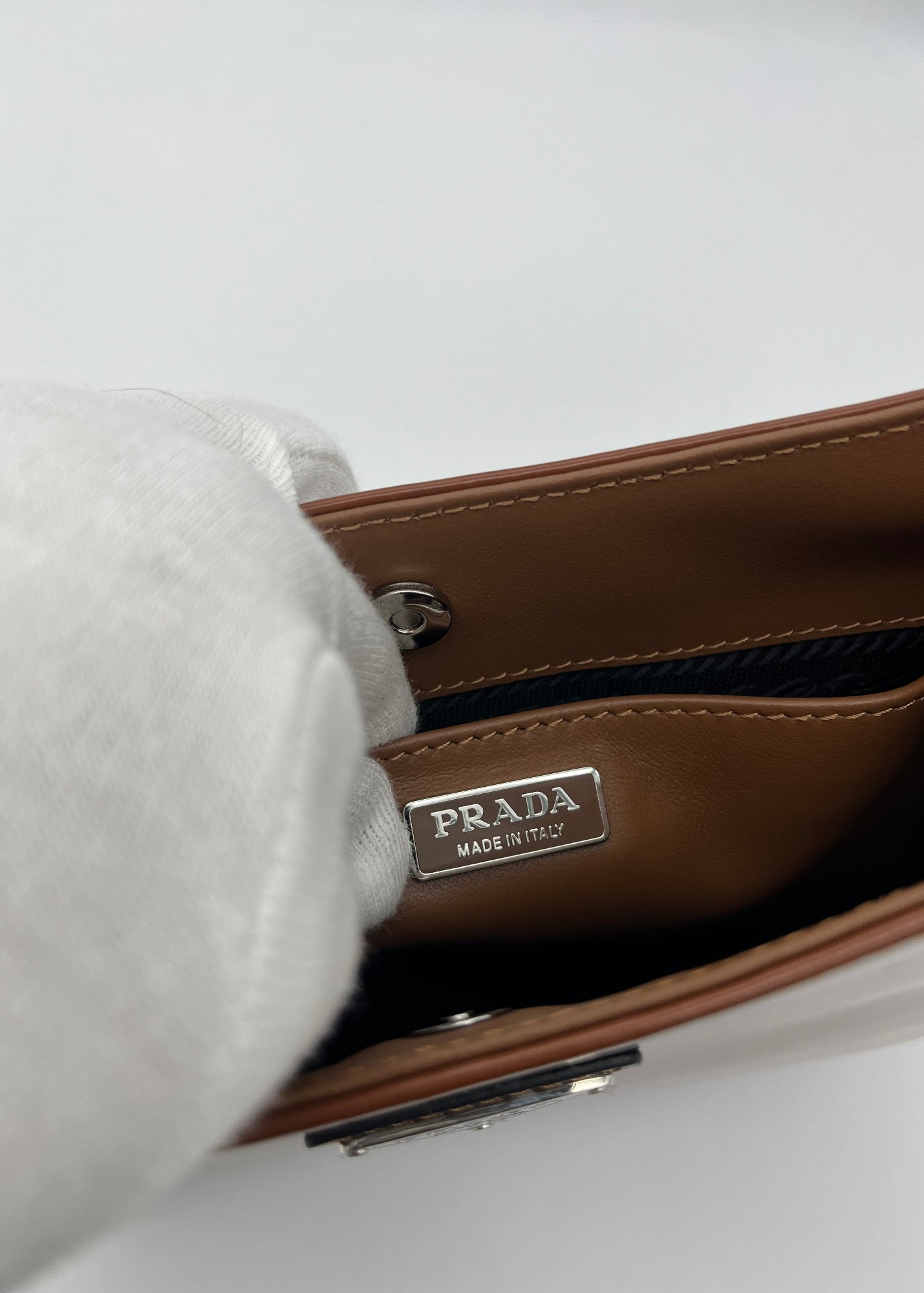 Prada Borsa Cleo a Spalla in Pelle Verniciata Cognac