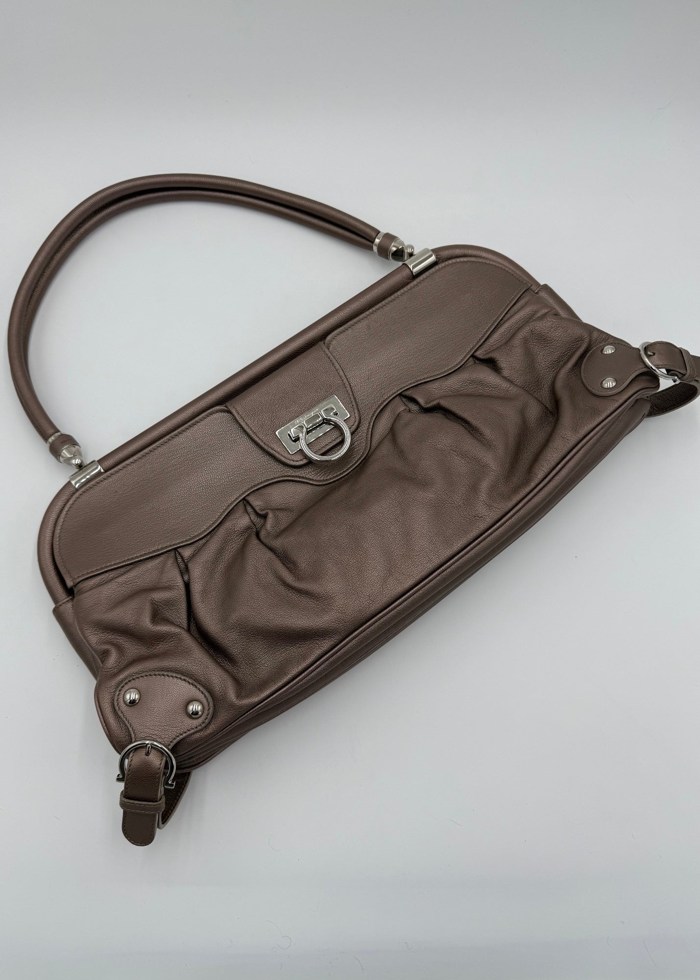 Salvatore Ferragamo Borsa a Spalla in Pelle Taupe Metallizzata Grande