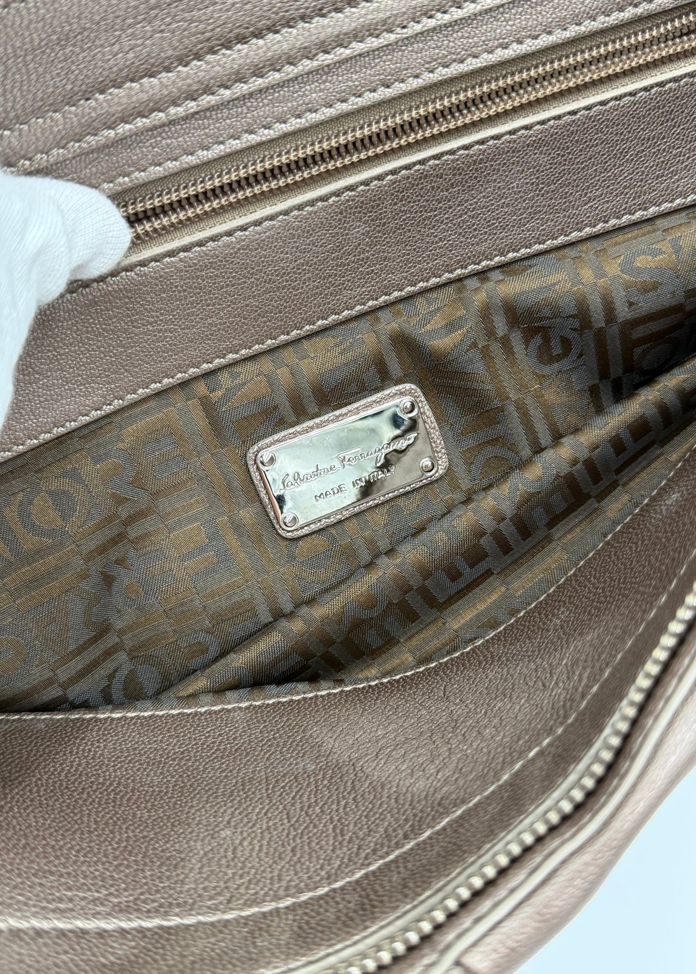 Salvatore Ferragamo Borsa a Spalla in Pelle Taupe Metallizzata Grande