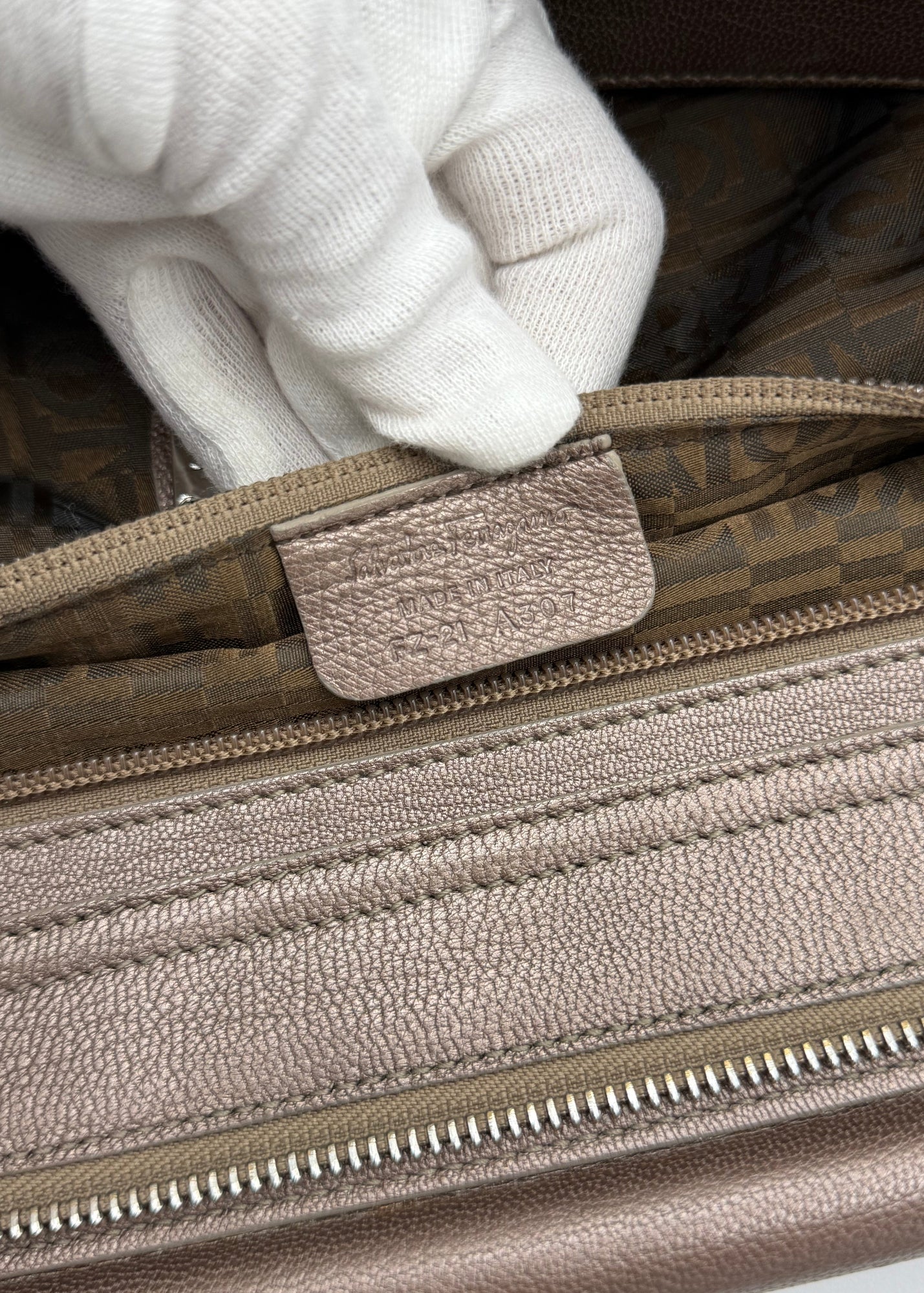 Salvatore Ferragamo Borsa a Spalla in Pelle Taupe Metallizzata Grande