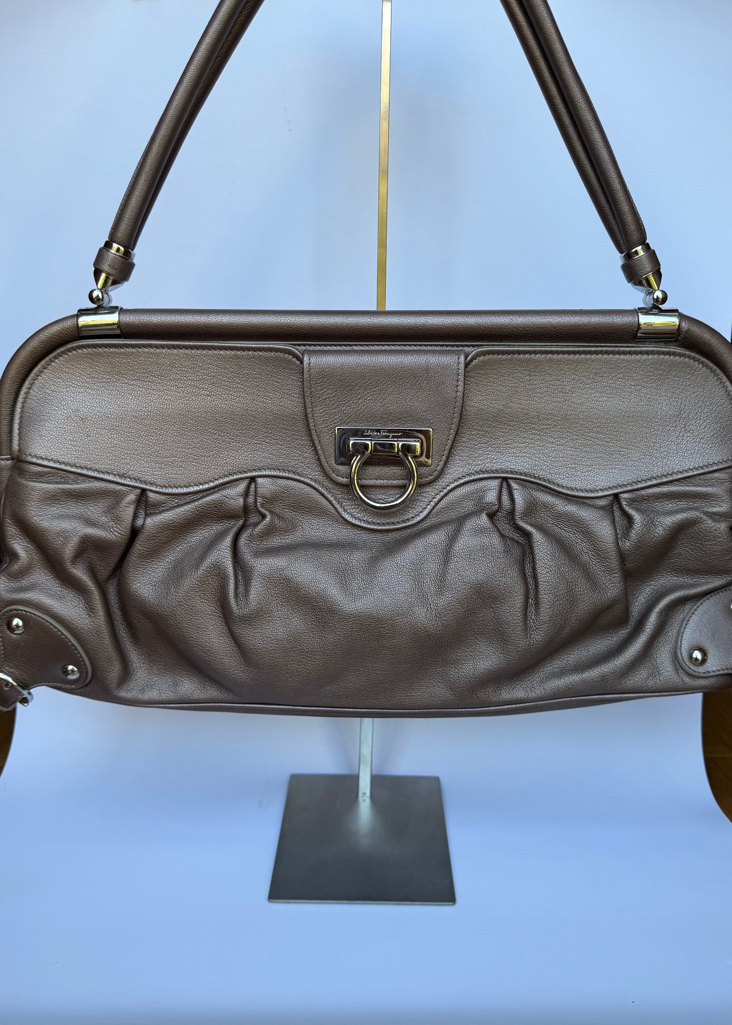 Salvatore Ferragamo Borsa a Spalla in Pelle Taupe Metallizzata Grande
