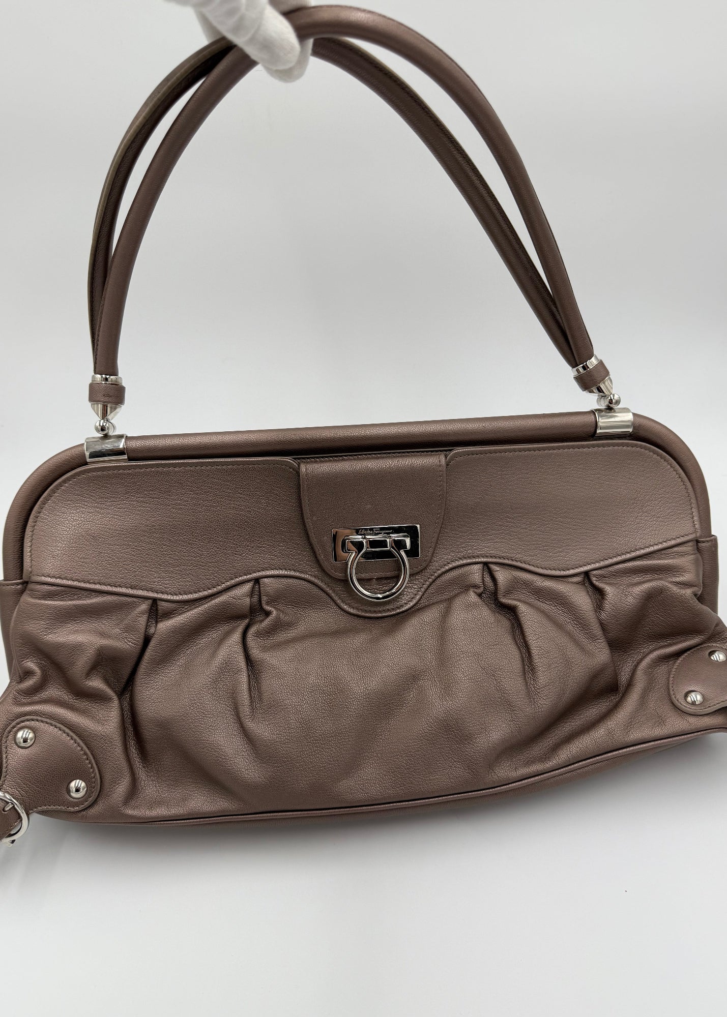 Salvatore Ferragamo Borsa a Spalla in Pelle Taupe Metallizzata Grande